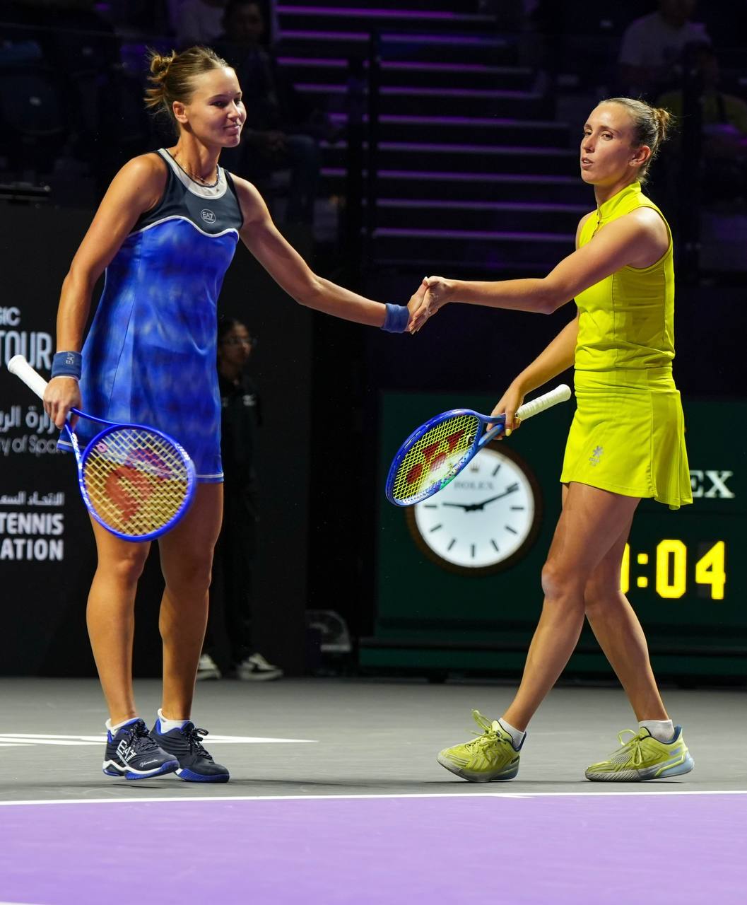 Вероника Кудерметова и Элисе Мертенс в стартовом матче Итогового турнира WTA уступили паре Се Остапенко 6 1 5 7 5 10 Сегодня в борьбу вступают Мирра Андреева и Диана Шнайдер Их первые соперницы третьи сеяные Габриэла Дабровски и Эрин Рутлифф Начало этой игры 15 00 мск WTA Finals