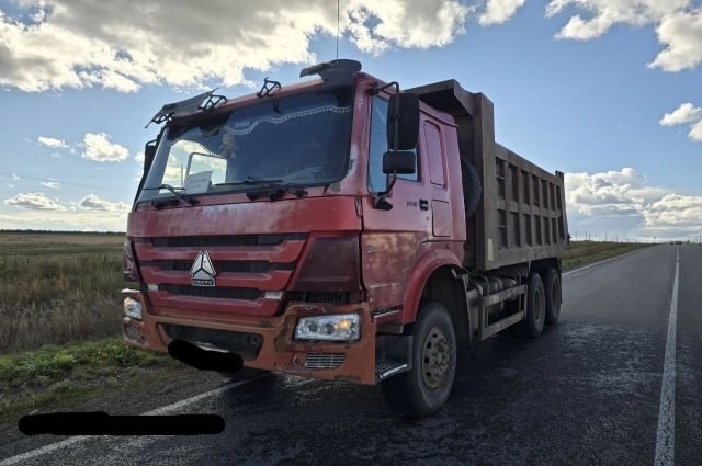 На Дону создадут реестр грузовиков которым разрешено ездить по городу В этот список войдут грузовики перевозящие потребительские товары машины коммунальных служб и другой важный спецтранспорт Власти Ростова на Дону намерены усовершенствовать систему Грузовой каркас регулирующую движение большегрузов по городу К 2026 году планируется создать реестр транспортных средств которым будет разрешен проезд а также внедрить программу для автоматической идентификации таких машин камерами До этого момента в качестве временной меры допустимый вес грузовиков которым разрешено двигаться по городу увеличен до 26 тонн С октября начнется тестовая фиксация автомобилей с превышением этого веса Напомним система Грузовой каркас введенная в 2024 году вызвала протесты перевозчиков из за высоких штрафов и ошибок в работе камер Несмотря на приостановку штрафов и судебные иски власти считают что ограничения привели к улучшению экологической и транспортной ситуации в городе После полного внедрения системы список улиц запрещенных для движения большегрузов планируется значительно расширить Подпишись на AiFRostov Мы в MAX   max ru rostov aif ru