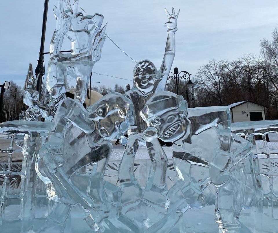 Ледяная Родина фестиваль Хрустальный Томск решили сделать патриотическим Мэр Томска Дмитрий Махиня сообщает что полюбившийся горожанам фестиваль ледовых скульптур Хрустальный Томск вновь пройдёт в декабре 2025 года По словам градоначальника если позволит погода мастера приступят к работе уже 10 декабря Тема этого года Моя Родина Россия фигуры будут отражать героическое историческое и культурное наследие страны Сибири и региона Каждый художник сможет представить уникальную работу которая станет частью нашей народной истории написал Махиня Ранее фестиваль Хрустальный Томск выбирал для творческого конкурса ледяных скульптур темы попроще в 2015 году Пушкинские образы и сюжеты в 2018 Зимняя фантазия в 2021 Народное искусство и нематериальное культурное наследие народов Если нынешняя тенденция сохранится не исключено что следующий Хрустальный Томск уже посвятят пятилетию СВО с героическими ледяными шедеврами