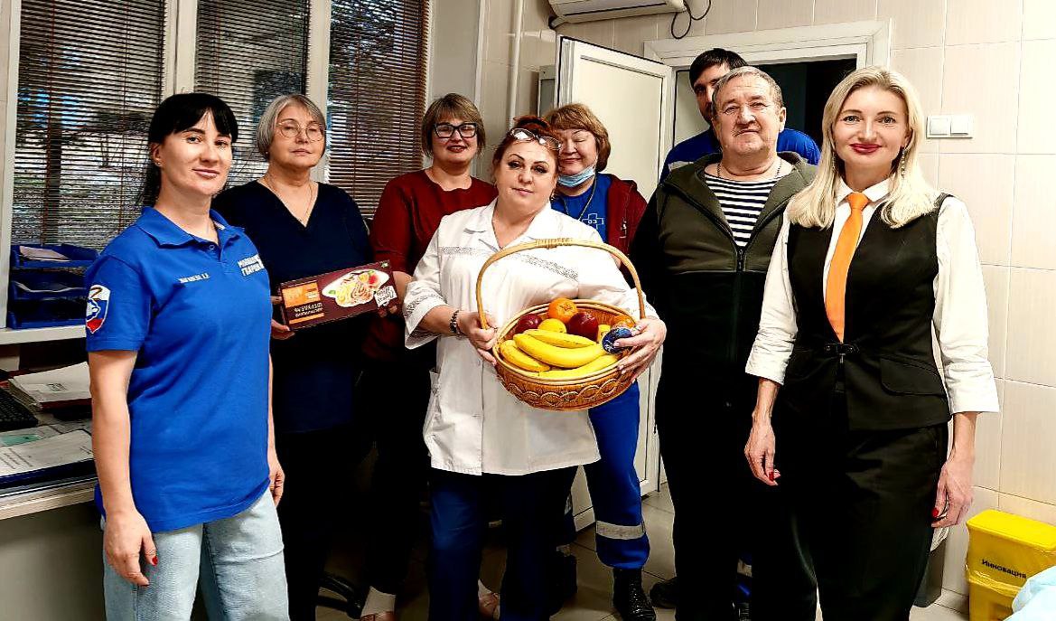 В преддверии Нового года каждому хочется верить в чудеса и дарить друг другу праздничное настроение Поэтому муниципальный координатор по патриотическому воспитанию Хасанского округа Валерия Молодых исполнительный секретарь партии Единая Россия Вера Надьярная и руководитель Молодой Гвардии Антонина Жоголева посетили Хасанскую центральную больницу и поздравили сотрудников скорой помощи с наступающим праздником Пожелали здоровья сил семейного счастья поменьше пациентов подарили фрукты и сладости А потом дружным праздничным десантом вместе с депутатом Думы Татьяной Абросимовой председателем окружного Совета ветеранов Игорем Репниным и председателем общества инвалидов Екатериной Завьяловой отправились в социальную палату больницы чтобы подарить радость тем у кого нет родных и близких Пообщались с постояльцами палаты поздравили с Наступающим пожелали здоровья Для каждого был приготовлен подарок и фрукты Было приятно подарить хорошее настроение людям увидеть искренние улыбки на их лицах