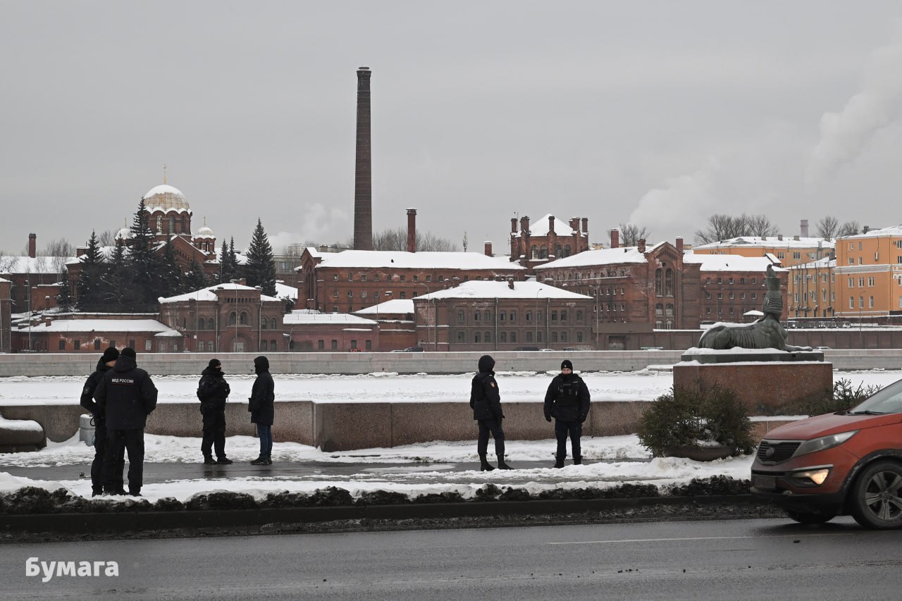 Задержанного на Воскресенской набережной петербуржца отпустили без протокола Об этом мужчина рассказал RusNews Во вторую годовщину смерти Алексея Навального жители Петербурга и других городов России несут цветы к памятникам жертвам политических репрессий Детали Мужчину задержали сегодня у памятника жертвам политических репрессий после того как он сделал фотографии временных ограждений у мемориала О задержании на набережной сообщали MR7 и RusNews Даже ДПСник в отделе сказал что это маразм заявил задержанный Ограждения Мостотрест рассказал Ротонде что на набережной идут работы по перекладке камней на гранитном спуске К 15 30 ограждения убрали сообщил корреспондент Бумаги На набережной остался стоять автомобиль он загораживает вид на памятник с другой стороны улицы Фото Бумага Подписывайтесь на Бумагу и предлагайте новости