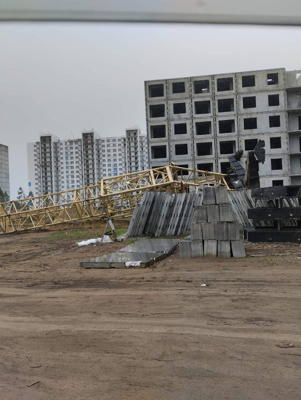  Виновного в гибели крановщика осудили в Улан-Удэ Напомним, башенный кран упал на строительной площадке в 148 микрорайоне в июне прошлого года. Как оказалось, на нем демонтировали противооткатные упоры. Использовать кран в таком случае было строго запрещено. Мастер строительного участка знал о неисправности техники, но допустил к работе на ней машиниста. В итоге кран обрушился на землю. Машинист, находившийся в кабине, погиб. Мастера обвинили в нарушении требований промышленной безопасности, повлекшем смерть человека. Ему назначили наказание в виде 2,5 лет условно.