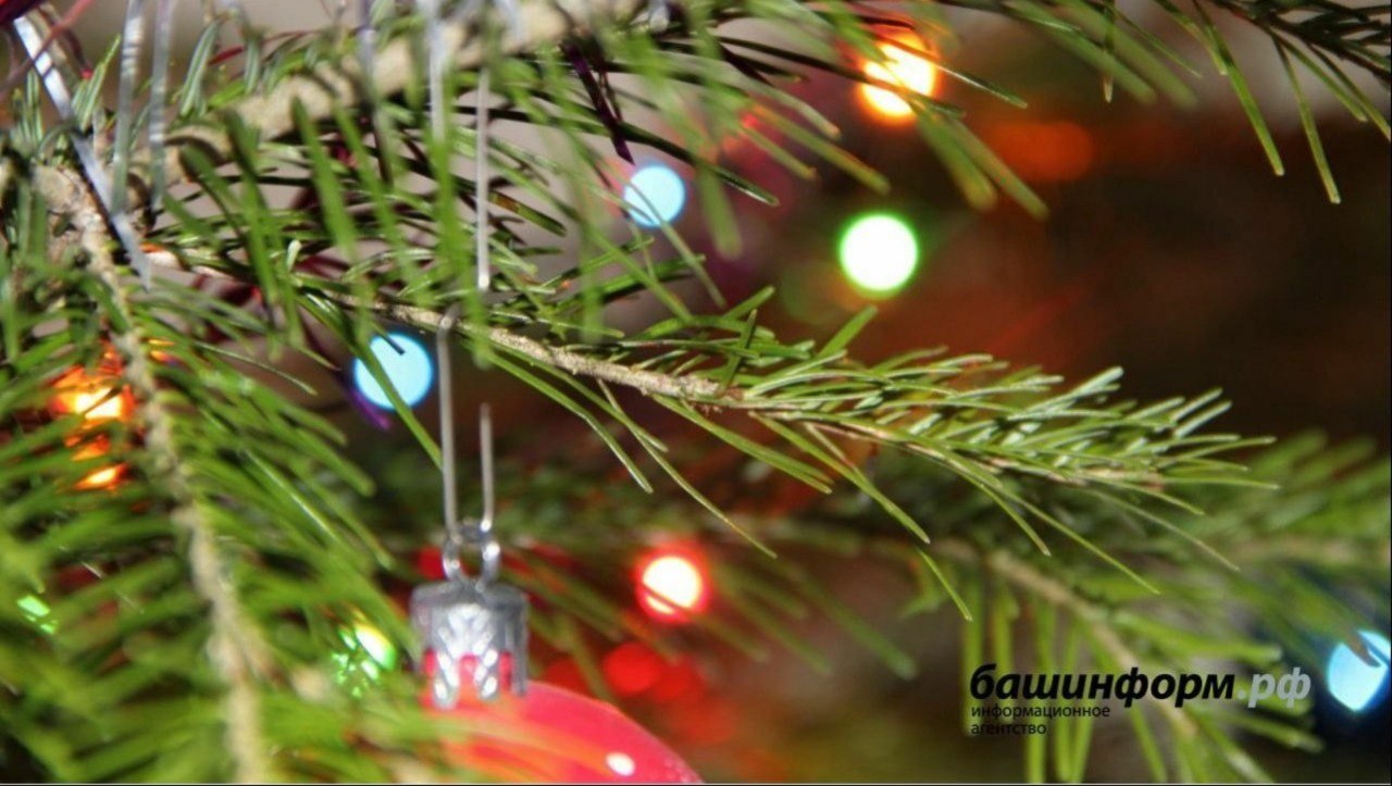 Новогодние каникулы продлятся с 31 декабря по 11 января Конечно не все будут отдыхать целых 12 дней многие будут работать Как должна оплачиваться работа в первую декаду января разъяснили в Гострудинспекции Башкирии В этом году выходной день с воскресенья 5 января перенесён на среду 31 декабря именно поэтому он является официально нерабочим по всей России Так как это выходной а не праздничный день продолжительность работы во вторник 30 декабря не сокращается Согласно ТК нерабочими праздничными являются дни с 1 по 8 января они в любом случае и при сменном графике и вахте должны оплачиваться в двойном размере либо компенсироваться предоставлением других дней отдыха то есть отгулов ст 153 ТК РФ 31 декабря и 9 января это перенесённые выходные дни Для кого они рабочие по графику оплата производится в одинарном размере для кого выходные при классической пятидневке например в двойном При отключении интернета доступен наш канал в Max Честно говоря ВК MAX подписывайтесь