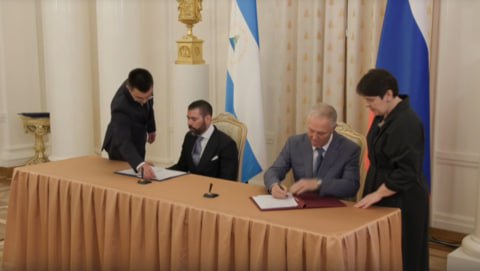 Херсонская область и Никарагуа подписали соглашение о сотрудничестве Губернатор Херсонской области Владимир Сальдо в Доме приема МИД РФ подписал соглашение о сотрудничестве с Никарагуа От республики под документом подпись поставил спецпредставитель президента по взаимодействию с РФ Лауреано Ортега Мурильо В холле Дома приемов МИД России участникам мероприятия представили выставку Отдельный стенд экспозиции посвящен Херсонскому агентству новостей Запорожскому агентству новостей Донецкому агентству новостей Луганскому информационному центру Новости дня в канале ХАН