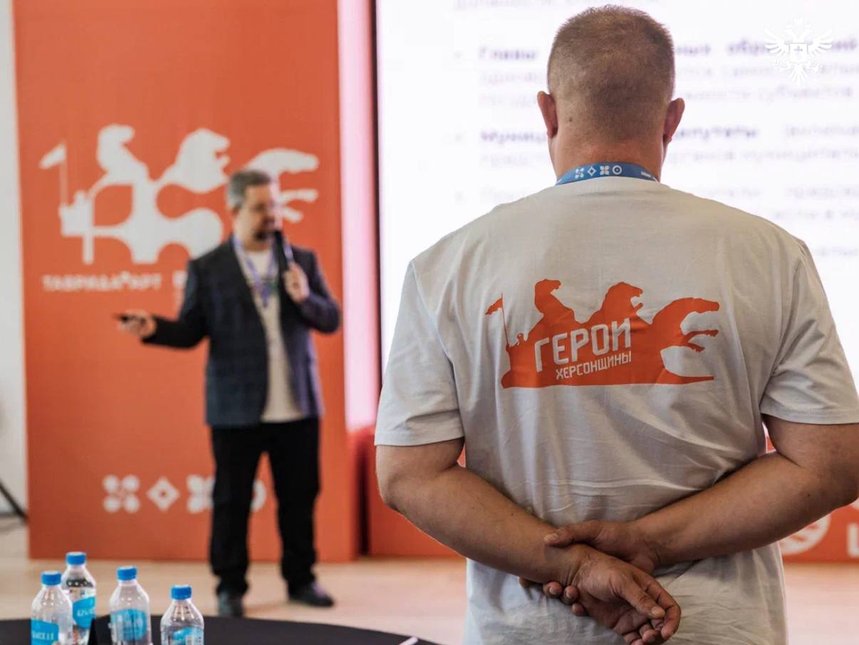 Открылась регистрация на проект Герои Херсонщины все СВОи 12 ноября в Херсонской области стартует второй этап кадрового проекта Герои Херсонщины все СВОи Регистрация для участников открылась в 9 00 К участию во втором этапе приглашаются члены семей участников специальной военной операции а также служащие военно гражданских администраций проходившие службу в период с февраля 2022 по декабрь 2023 года На первом этапе проходит регистрация прием анкет продлится неделю После модерации участники получат уведомление о втором этапе тестировании знаний Далее пройдет третий этап собеседование и написание эссе рассказала Оксана Калашникова начальник Управления внутренней политики региона Сейчас прохожу обучение в рамках стажировки в органах исполнительной власти Любая программа это прежде всего люди И те кто приходит обучаться они уже имеют какой то свой опыт работы и в дальнейшем те кто прошел отбор прошел стажировку внесут свой вклад в общее дело поделился Сергей Крылов  Подробная информация о проекте и форма для регистрации доступны на официальном портале Ответы на все волнующие вопросы можно получить по телефону горячей линии 7 990 202 22 84 Сайт ВК ОК MAX Администрация Херсонская область VGA Kherson SALDO VGA