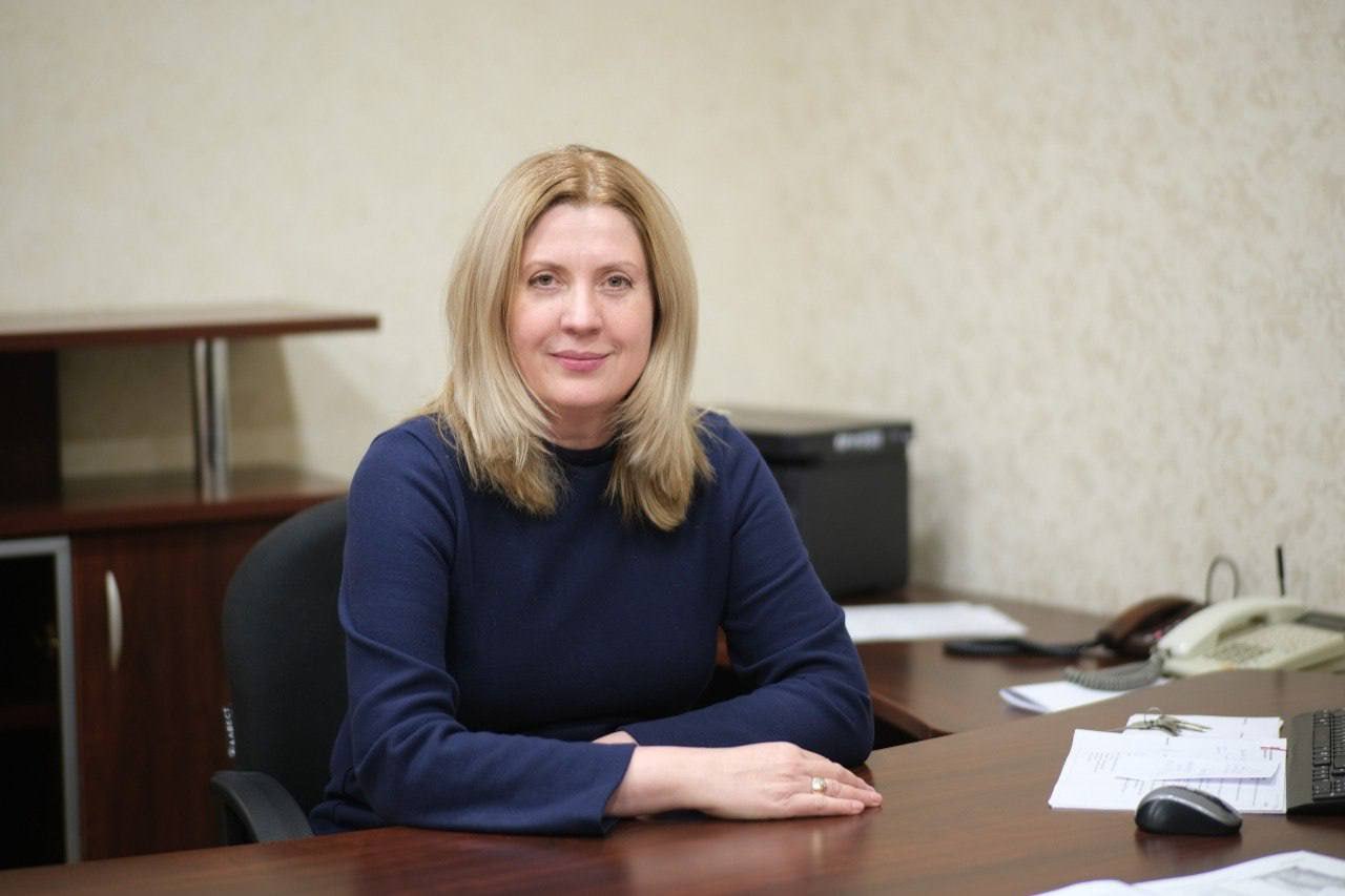 Бывшему председателю комитета здравоохранения Курской области Елене Палфёровой приговором Ленинского суда дали 3 года лишения свободы условно, также она выплатит штраф 100 тысяч рублей. Такое наказание за ошибки, допущенные ею в организации закупок лекарств для льготников. В ходе разбирательства было установлено, что осенью 2020 года Палфёрова отменила закупку одного из препаратов, хотя деньги на это в бюджете были. В начале 2021 года, опять же при наличии финансирования, также ею не были организованы необходимые закупки одного препарата, но вместо него провели конкурс на приобретение другого лексредства. В итоге, первые лекарства стали дефицитом, вторые появились в таком избытке, что их пришлось утилизировать. А это уже нанесло ущерб Курской области в размере 24 миллионов рублей. Эту сумму Палферова, кстати, вернула еще в ходе следствия. Кроме условного срока, Палфёрову лишили права занимать ответственные должности на госслужбе на срок до 2 лет. Елена Палферова приехала в Курскую область из Москвы в октябре 2019 года. Спустя 2 года покинула пост, как сообщалось, по собственному желанию. Это произошло после визита в регион министра здравоохранения России Михаила Мурашко, который раскритиковал работу чиновницы. Так совпало. ПОДПИСАТЬСЯ ПРЕДЛОЖИТЬ НОВОСТЬ