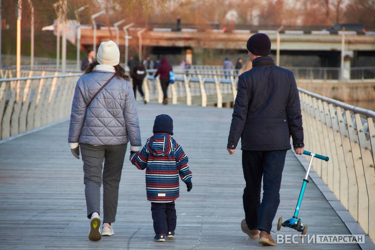 В Татарстане запустили новые меры поддержки семей с детьми Татарстан следуя поручениям Президента России по национальному проекту Семья и решению Раиса РТ Рустама Минниханова внедрил комплекс новых мер социальной поддержки семей с детьми сообщает пресс служба Министерства труда республики Первое новшество разовая выплата в размере 100 тысяч рублей для беременных обучающихся очно Получить её смогут граждане России проживающие в Татарстане и состоящие на учёте по беременности с 12 й недели Заявление подается в отделение Республиканского центра материальной помощи по месту жительства Второе нововведение возмещение 30 стоимости обучения детей из многодетных семей в средних профессиональных образовательных учреждениях на очной форме Подать заявку можно с 1 ноября 2025 года а компенсация распространяется на обучение начавшееся с 1 сентября 2025 года Обратиться за выплатой может один из родителей или сам студент в возрасте от 18 до 23 лет Третье направление запуск пилотного проекта по организации пунктов проката необходимых для новорожденных вещей на базе центров соцобслуживания Родители детей до 1 5 лет соответствующие определённым социальным критериям многодетные семьи до 30 лет студенты очной формы профессиональных или высших образовательных организаций до 25 лет одинокие родители получающие ежемесячное пособие при рождении и воспитании ребёнка смогут бесплатно и временно получать такие предметы как кроватка коляска санки коляска ходунки и другие а также получать консультации по их использованию После окончания срока пользования вещи необходимо вернуть в хорошем состоянии Подписаться Сообщить новость   Вести Татарстан в MAX