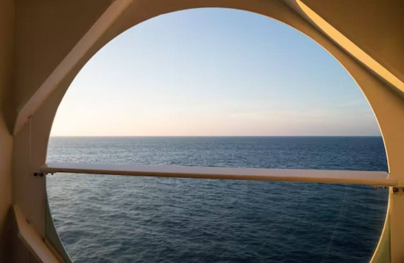 Мэр Сочи назвал запуск парома Трабзон Сочи небезопасным и дискомфортным Запуск грузопассажирского парома Seabridge из турецкого Трабзона в Сочи является небезопасным из за сложной обстановки в регионе и дискомфортным для жителей и гостей курорта Мы рассмотрели с разных сторон этот вопрос и приняли решение что на сегодняшний день данный паром для города в первую очередь небезопасен Сейчас мы сталкиваемся с такими вызовами как атака безэкипажных катеров и беспилотных летательных аппаратов Во вторых он создаст дискомфорт для жителей и гостей города Сочи сказал мэр Андрей Прошунин По словам Прошунина паромная линия между Сочи и Трабзоном действовала в доолимпийский период и даже тогда жители города жаловались на неудобства и отсутствие безопасности