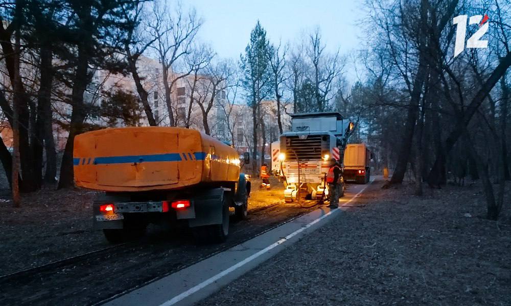 В Омске продолжается программа по проведению аварийно восстановительных работ на городских проездах На этой неделе специалисты запланировали работы на восьми проездах в секторе индивидуальной и многоквартирной застройки включая проезды между домами 9 и 11 по ул Молодогвардейской участок от дома 4 1 по ул 2 й Учхозной асфальтирование дороги по ул Троицкой восстановление проезжей части по ул 6 й Янтарной ремонт нескольких участков Окружной дороги и другие объекты Накануне работники УДХБ обновили дорожное покрытие на ул 16 й Военный городок ул Лизы Чайкиной а также на участке вблизи дома 9 1 по ул 40 лет Ракетных войск