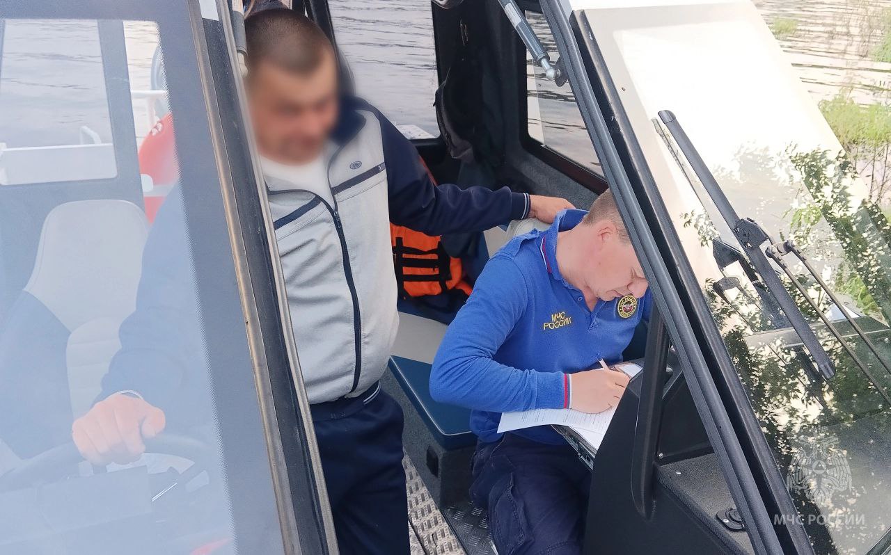 На акваторию - соблюдая правила! Сотрудники отдела безопасности людей на водных объектах и Центра ГИМС Главного управления МЧС России по Тюменской области совместно с представителями патрульно-постовой службы УМВД по городу Тюмени провели ряд патрулирований на реке Тура и озере Круглое. Основой совместной работы стало проведение профилактических бесед с судоводителями, выявление лиц, нарушающих правила безопасного поведения и управления маломерными судами. Среди фактов превентивной деятельности: профилактическая беседа с владельцем маломерного судна, который не обеспечил безопасность находящегося на борту пассажира составлен протокол по делу об административном нарушении ; выявлен гражданин, управлявший маломерным судном в состоянии алкогольного опьянения. Сотрудники полиции доставили судоводителя на освидетельствование - составлен протокол об административном правонарушении; для проверки документов было остановлено маломерное судно, у которого оказалось просроченным освидетельствование технический осмотр - составлен протокол об административном нарушении. Среди тех, с кем провели профилактическую беседу и тюменец, управлявший с нарушениями гидроциклом - итогом стал административный протокол.