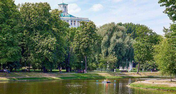В Москве будет благоустроен Екатерининский парк Было принято решение о разработке проекта комплексного благоустройства. Будет проведена экологическая реабилитация, высадка новых деревьев, обновятся пешеходные дорожки и инфраструктура для повседневного отдыха. Отмечается, что Екатерининский парк площадью 17,6 га расположен в Мещанском районе Москвы рядом с Театром Российской армии и станцией метро "Достоевская". Сегодня Екатерининский парк продолжает выполнять свою изначальную функцию, предоставляя жителям столицы пространство для отдыха и досуга.