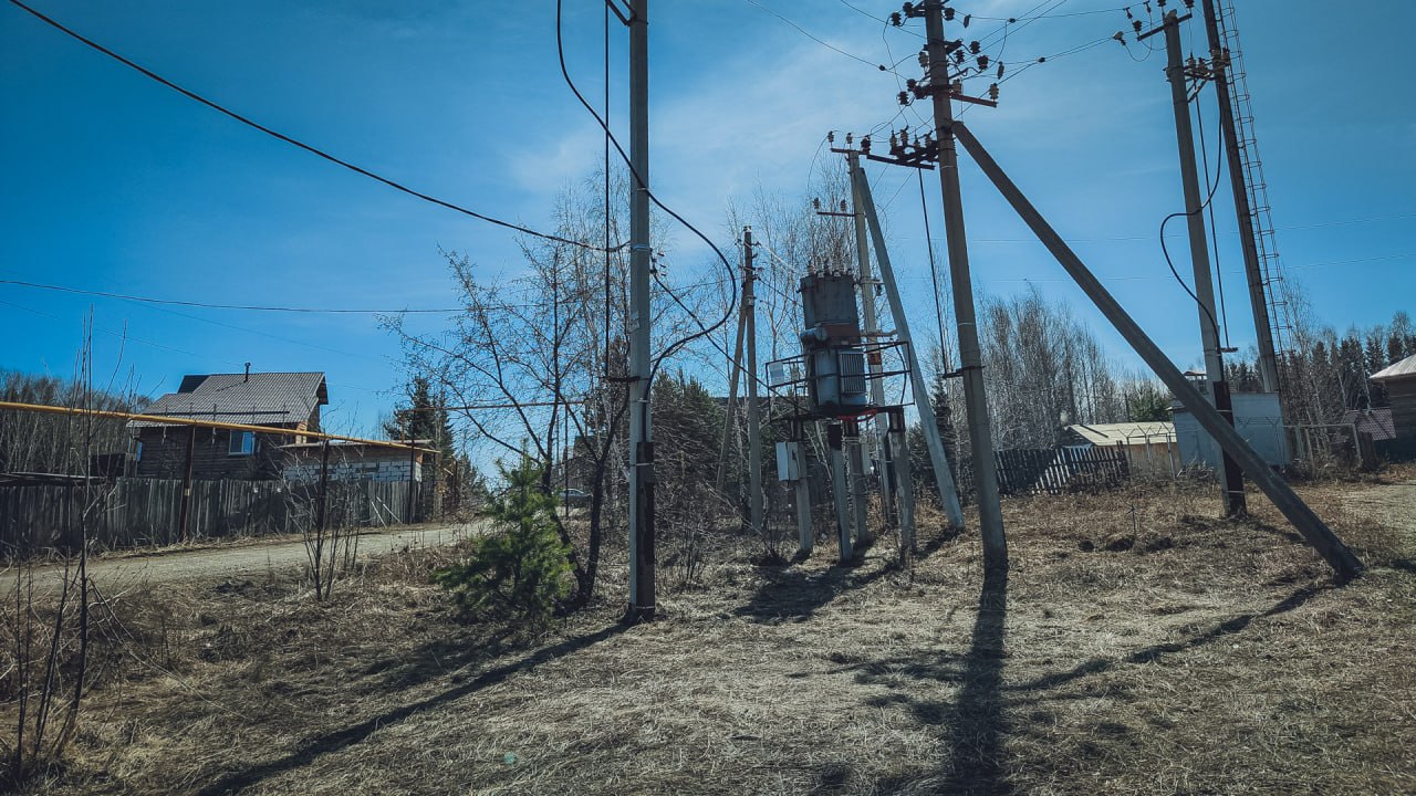 Не у нас Курвы атаковали Архангельскую область Бобры едва не оставили без интернета 13 тысяч жителей Архангельской области пушистые диверсанты перегрызли магистральный кабель связи в овраге у ручья Повреждение нашли не сразу место оказалось труднодоступным под землей Причину обрыва пришлось буквально выслеживать после чего участок восстановили проложив десятки метров нового кабеля Пока шли работы связь держалась за счет резервного канала