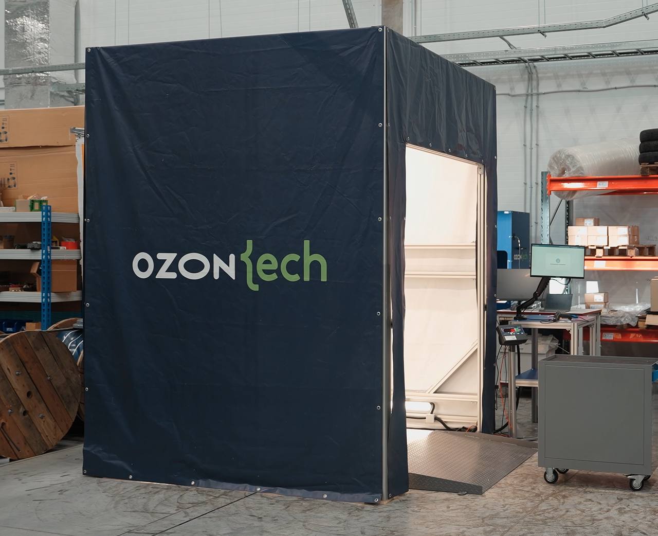 Умный сканер теперь будет работать на складах Ozon — он сможет оценивать крупногабаритные товары за считанные секунды и определять их вес и размеры. Называться новая технология будет Gauss — это бесконтактная система от Ozon Tech. Устройство дешевле зарубежных аналогов и полностью адаптировано под нужды площадки. А главное, больше не нужно тратить время на ручные замеры: Gauss справляется с грузами до 1000 кг за 2,4 секунды. Похоже, будущее уже наступило.