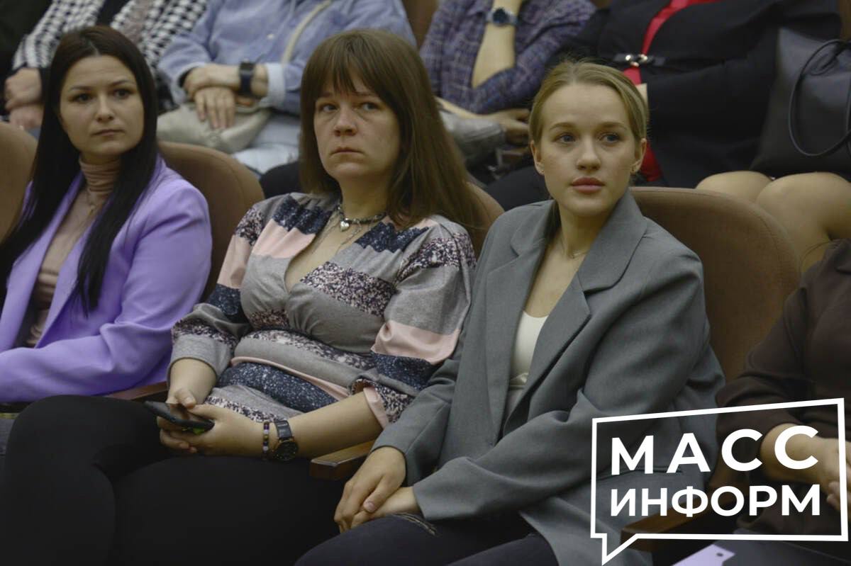 Камчатским ветеринарам повысили зарплаты Губернатор Камчатского края Владимир Солодов объявил о существенном повышении заработной платы работникам ветеринарных учреждений. С июля врачи будут получать 130 тысяч рублей, а фельдшеры — 100 тысяч рублей, сообщает МАСС-ИНФОРМ. Повышение составит от 20% до 30% от оклада в зависимости от должности. Распоряжение правительства уже вступило в силу, в ближайшее время сотрудники получат индивидуальные расчёты. Эта мера направлена на поддержку ветеринарной отрасли региона и привлечение квалифицированных специалистов. Примечательно, что в 2024 году в камчатском сельхозтехникуме впервые набран курс из 15 будущих ветеринаров. ПОДПИСАТЬСЯ I ОБСУДИТЬ