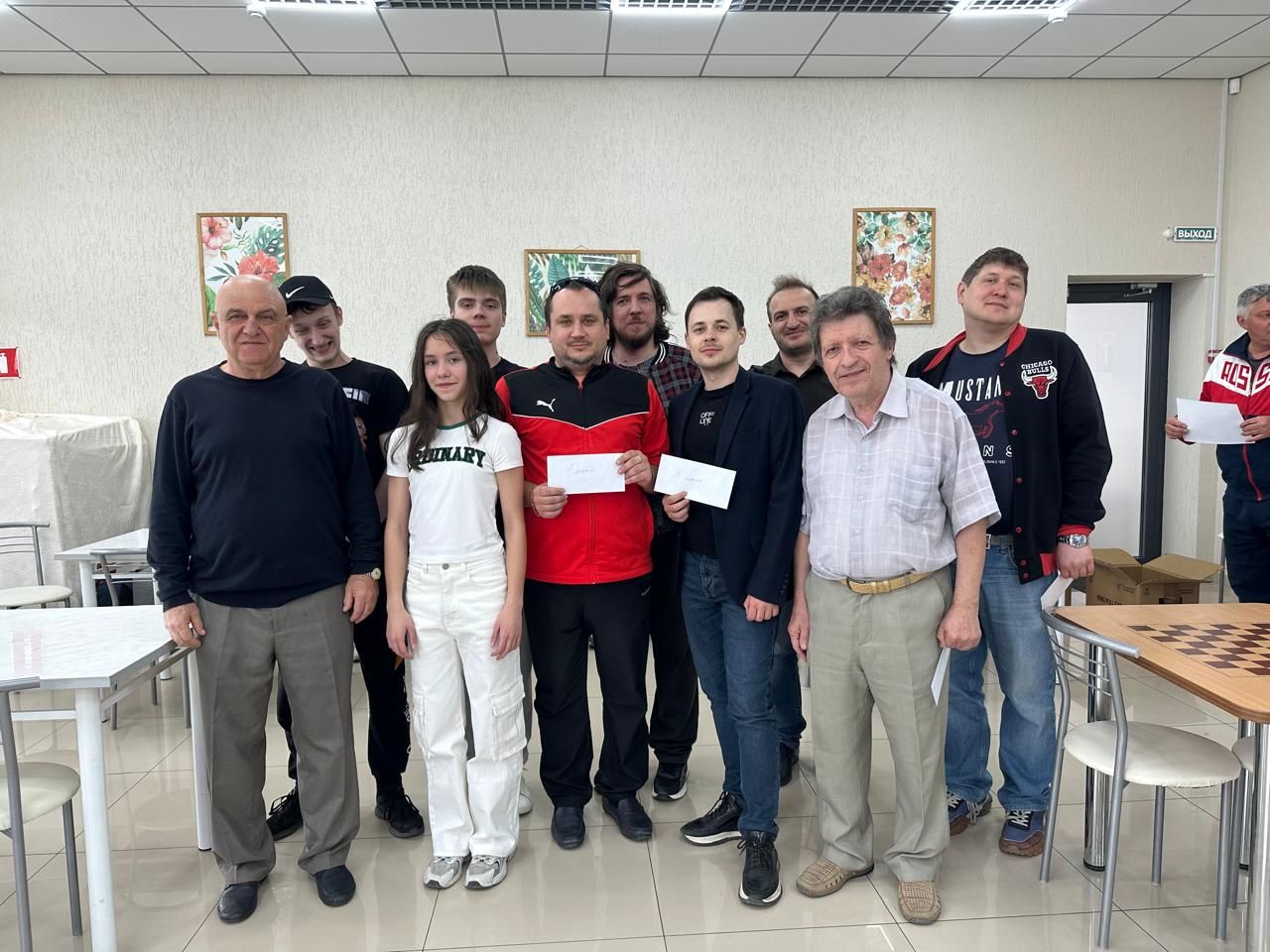 В Мясниковском районе Ростовской области в кафе «Огонь обед» хутора Красный Крым прошел традиционный шахматный турнир на призы AB-авто. Организатор турнира Богдасар Хошафян уже не первый год собирает у себя сильнейших шахматистов области и гостей из других регионов. Спортсмены состязаются в рапид с перерывом на сытный обед. В турнире приняли участие 32 шахматиста, из них два гроссмейстера и сильнейшие мастера региона. Бесстрастное и справедливое судейство обеспечивал арбитр Владимир Полковникян. Первое место с результатом 7,5 очков из 9 возможных занял популярный стример Вячеслав Витик. На втором месте гроссмейстер Артур Габриелян, отставший на очко. Далее в порядке занятых мест расположились: 3. Артур Петров, 4. Кирилл Казюра, 5. Алексей Ковальчук, 6. Дмитрий Кряквин, 7. Владимир Голованев - по 6 очков. Лучшей среди женщин стала Юлия Евтеенко, а среди ветеранов отличился Иван Паринов. Владимир Полковникян
