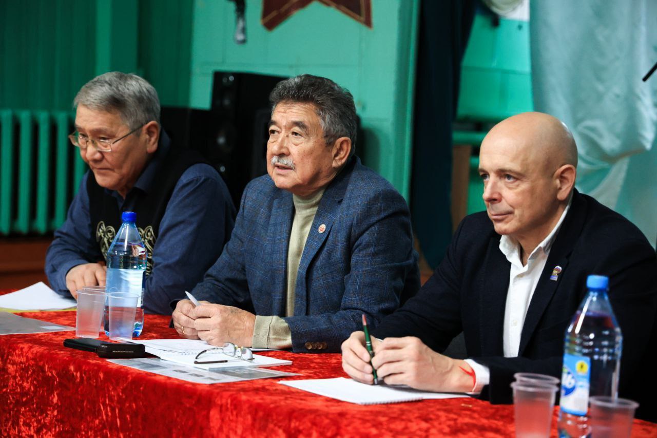 Работа депутатов в округах помогает решать конкретные проблемы людей В декабре спикер парламента Сергей Сокол и первый вице спикер Петр Воронин встретились с жителями Бейского района На таких встречах люди напрямую говорят о своих трудностях и эти вопросы сразу берутся в работу После одной из встреч к депутатам обратилась жительница села Малый Монок Екатерина Александровна пенсионерка и мама участника СВО Она рассказала что пенсии не хватает на покупку дров для отопления дома Просьбу не оставили без внимания Женщине привезли два куба колотых дров а волонтеры помогли с разгрузкой и накололи чурки с которыми ей было бы тяжело справиться самой Депутаты Верховного Совета это люди которые напрямую работают с избирателями Верховный Совет единственный представительный и законодательный орган в Хакасии Встречи с жителями на сходах и личных приемах важны не для формального общения а для понимания реальных проблем людей и их решения в рамках депутатских полномочий с привлечением муниципальных и республиканских органов власти На этом и строится работа Верховного Совета отметил первый заместитель Председателя Верховного Совета Хакасии Петр Воронин Верховный Совет в Telegram MAX