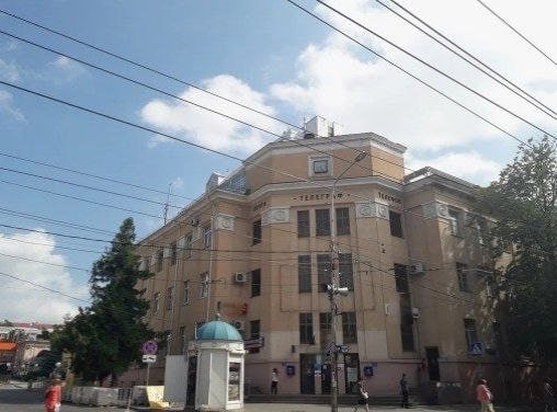 Дом связи в Пятигорске признали выявленным объектом культурного наследия Приказ разметили на на портале правовой информации Решение вынесли на основании акта обследования подтвердившего историко культурную ценность объекта Теперь оно охраняется государством как памятник Трёхэтажное здание пятигорского Дома связи или Главпочтампта построили по проекту архитектора Юрия Бурмейстера Он первым на Кавминводах начал применять в своих проектах сборный железобетон Здание Главпочтамта за полвека пережило пару ремонтов Фото Яндекс Карты 12   Stavropol Media Прислать новость