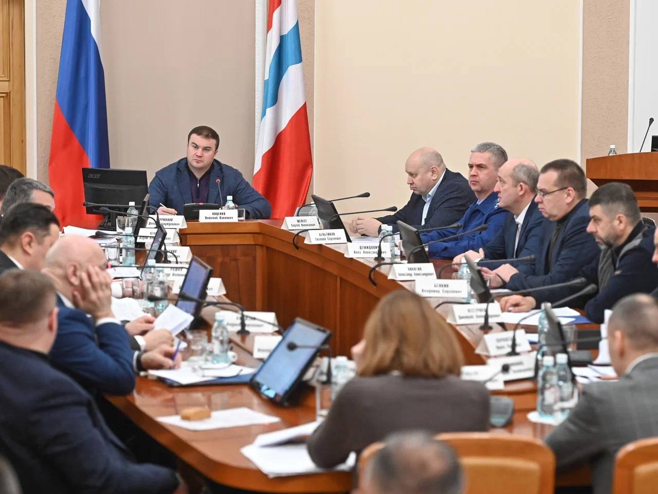 На заседании строительного штаба отдельное внимание уделили капитальному ремонту моста имени 60 летия ВЛКСМ Работы ведутся в плановом режиме На объекте круглосуточно задействованы более 100 специалистов и техника что позволяет сохранять темпы ремонта После обновления на мосту будет шесть полос движения по три в каждом направлении а контактная сеть будет вынесена за пределы проезжей части Это повысит пропускную способность безопасность движения и комфорт для всех участников дорожного трафика Будет на мосту также предусмотрена архитектурная подсветка Виталий Хоценко в МАХ