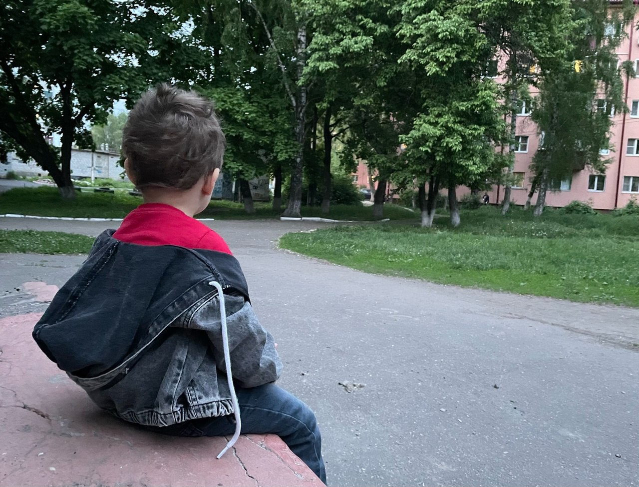 В Курске суд обязал два детсада провести обследование зданий впервые за 33 года Прокуратура Курска подала в суд на два детских сада Железнодорожного округа, в которых более трёх десятилетий не проводилось техническое обследование зданий. Детские сады №124 и №130 не проверяли состояние своих помещений с момента составления техпаспортов, то есть с 1989 и 1991 годов. В судебном заседании представители учреждений признали, что обследования действительно не выполнялись. В прокуратуре подчеркнули, что это нарушает права детей, так как не гарантирует безопасного пребывания воспитанников. Суд признал бездействие дошкольных учреждений незаконным и обязал их провести обследование технического состояния зданий по ГОСТу 31937-2024 в течение девяти месяцев с момента вступления решения суда в силу. Курская Telega / Прислать новость