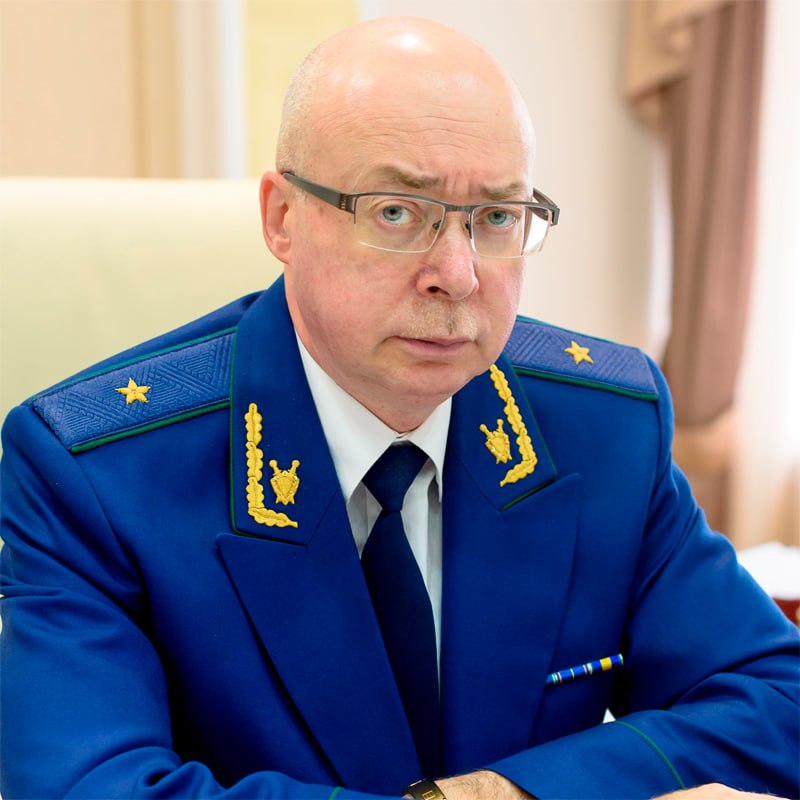 Туве подобрали нового прокурора в Югре Президент РФ Владимир Путин решил назначить прокурором Тувы Евгения Ботвинника Об этом сообщил глава комитета Совфеда РФ по конститукционному строительству Андрей Клишас Верхняя палата парламента проведёт консультации по этому назначению 11 ноября Напомним что в 2020 году после масштабного изменения Конституции Путин получил не только возможность остаться на новые сроки но и лично назначать прокуроров регионов России Прежде их утверждал генеральный прокурор России по согласованию с региональными парламентами Прежнего прокурора Тувы Сергея Дябкина Путин перевёл на аналогичный пост в Якутию Евгений Ботвинкин родился в 1965 году в Магнитогорске Челябинской области Учился в Свердловском юридическом институте начинал стажёром в прокуратуре Орджоникидзевского района Магнитогорска Долгое время работал в районных прокуратурах этого года в том числе на руководящих должностях В 2006 году назначен заместителем прокурора Ханты Мансийского автономного округа В 2015 м его сделали главой прокуратуры ХМАО в 2020 м продлили полномочия в этой должности Подписаться Прислать новость Помочь бустами