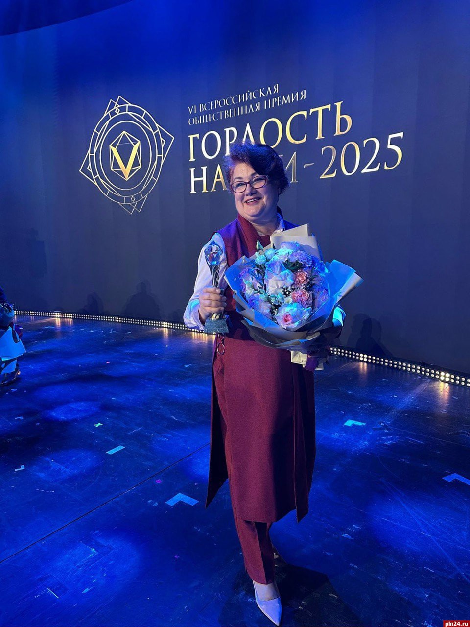 Великолукский педагог стала лауреатом II степени премии Гордость нации Учитель русского языка и литературы школы 1 Великих Лук Татьяна Рассолова стала лауреатом II степени Всероссийской общественной премии Гордость нации 2025 Награду преподавателю присудили за вклад в сохранение и развитие родных языков Ранее министр просвещения РФ Сергей Кравцов наградил Татьяну Рассолову знаком Почетный наставник