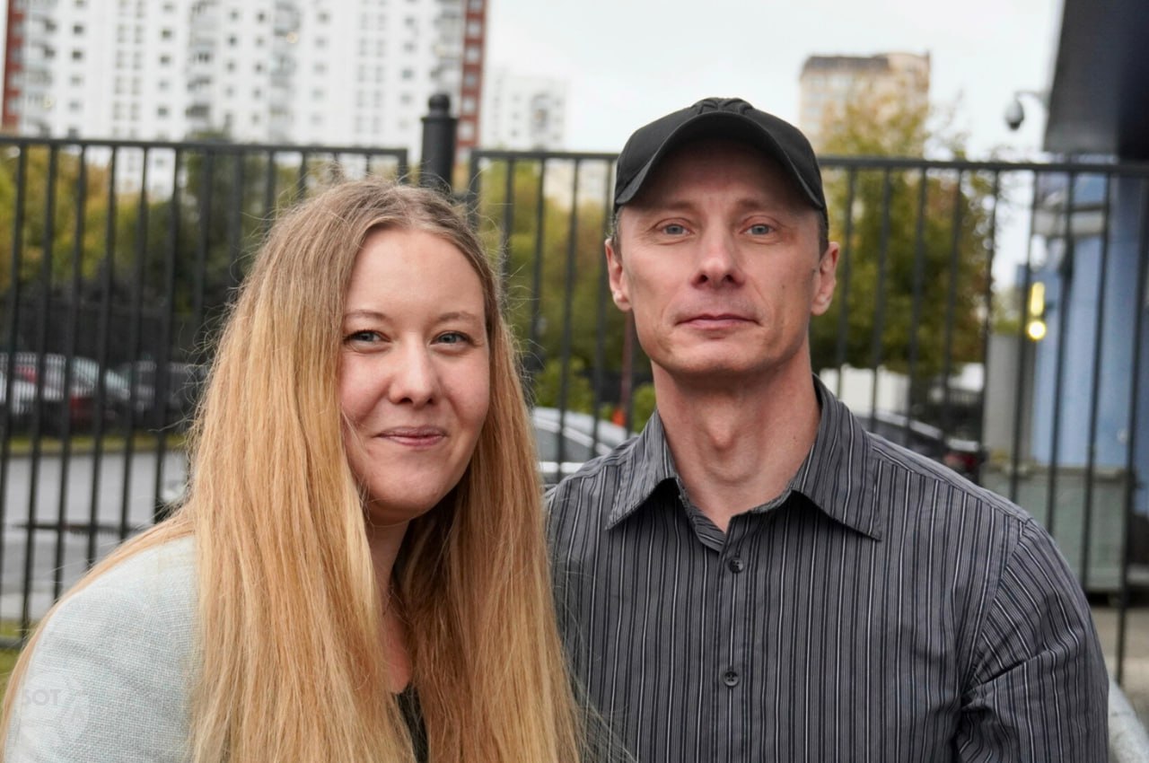 На 20 тысяч рублей оштрафовали журналиста Константина Жарова за освещение пикета Дмитрия Кисиева у здания Госдумы Судья Анна Малахова Тверского суда Москвы признала Жарова виновным по статье о нарушении порядка проведения массового мероприятия и назначила ему штраф в размере 20 000 рублей передает наш корреспондент в суде В начале заседания адвокат Наталия Тихонова заявила судье Малаховой отвод Защитница отметила что на прошлом слушании суд необоснованно отказался откладывать процесс несмотря на плохое самочувствие Жарова и наличие подтверждающих его состояние медицинских документов Тогда заседание отложили лишь после вызова скорой Судья Анна Малахова в самоотводе отказала но согласилась приобщить к материалам дела письмо от главного редактора RusNews Сергея Айнбиндера В нем Айнбиндер подтвердил что Жаров действительно направлялся на освещение пикета как журналист Далее суд допросил свидетеля который был очевидцем пикета и задержания журналистов Молодой человек рассказал что Жаров не общался с участником пикета и вел прямую трансляцию При этом у журналиста на шее висела пресс карта Сам Жаров рассказал суду что был на месте событий как журналист и вел прямой эфир С собой у корреспондента было и редакционное задание и пресс карта По словам Жарова в отделе силовики обсуждали между собой что им писать в рапортах на задержанных В своем выступлении адвокат также задалась вопросом почему если Жаров действительно учавствовал в пикете на него не составили протокол сразу а отпустили под обязательство о явке без видимых на то причин Это странная история Если в действиях Жарова был состав правонарушения почему полицейские не составили на него протокол сразу Суд не внял доводам стороны защиты и назначил Константину Жарову штраф При повторном задержании по той же статье журналисту может грозить штраф до 300 000 рублей обязательные работы или арест до 30 суток 22 июля Дмитрий Кисиев экс глава штаба Бориса Надеждина провел одиночный пикет против введения штрафов за поиск в интернете экстремистских материалов у здания Госдумы На плакате Кисиев написал За Россию без цензуры Оруэлл писал антиутопию а не методичку Через несколько минут пикетчика задержали и увезли в ОВД по Тверскому району где на него составили протокол о нарушении порядка проведения акции Вместе с Кисиевым в отдел полиции привезли корреспондентов RusNews Константина Жарова и Юлию Петрову а также журналистку Коммерсанта Божену Иванову на всех троих составили протоколы за участие в пикете Ивановой и Кисиеву назначили штрафы по 20 тысяч рублей На фото SOTAvision Константин Жаров и адвокат Наталия Тихонова