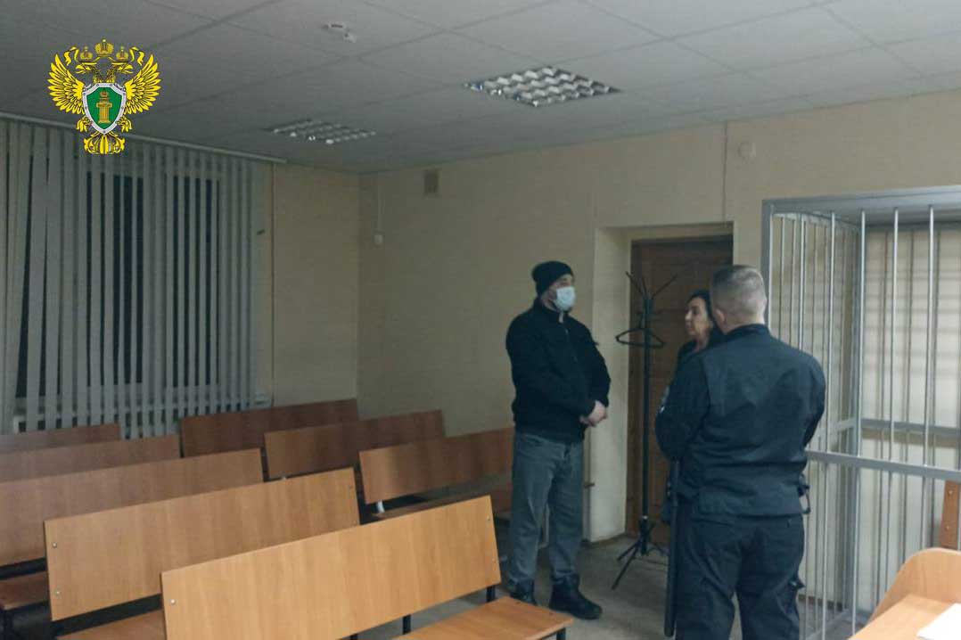 В Нижнем Тагиле осудили местного жителя который после ссоры с женой на своей машине специально насмерть сбил пешехода на зебре За это ближайшие 9 лет и 11 месяцев он проведет в колонии строгого режима Также он должен выплатить 1 5 млн рублей сыну убитой По данным прокуратуры региона утром 31 августа прошлого года мужчина 1985 года рождения после ссоры с супругой решил совершить преступление чтобы его привлекли к уголовной ответственности Он взял машину В 8 20 увидев на пешеходном переходе в поселке Николо Павловское на автодороге Екатеринбург Серов пешехода он прибавил скорость и сбил ее От полученных травм женщина 1969 года рождения скончалась на месте происшествия Суд признал мужчину виновным в совершении преступления по ч 1 ст 105 УК РФ убийство прокуратуры региона justmediaru