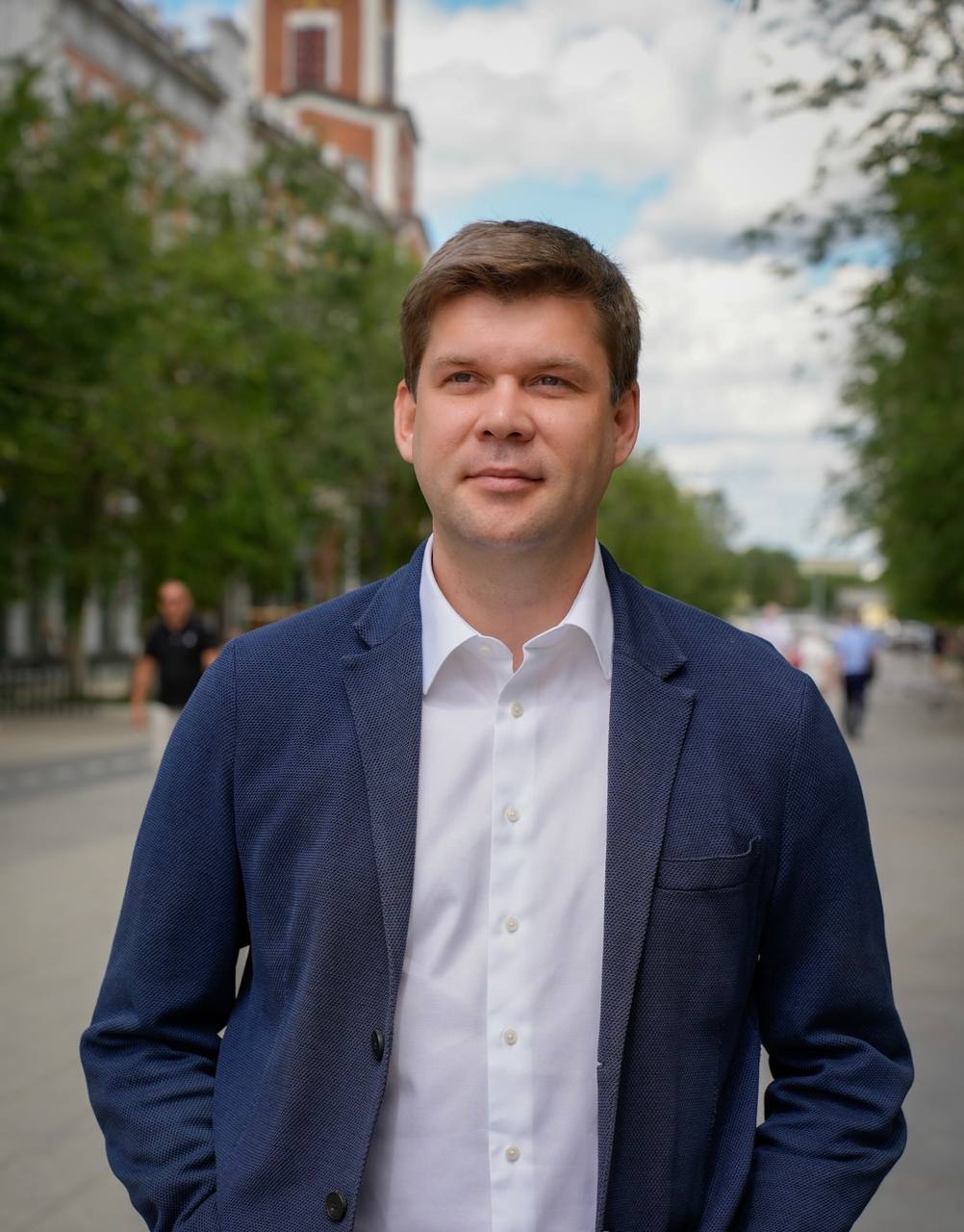 «Оренбург знаю, был здесь много раз». Новый врио главы облцентра завел телеграм-канал  Альберт Юмадилов, который сегодня указом главы Оренбуржья Евгения Солнцева был назначен и.о. мэра Оренбурга, завел телеграм-канал и опубликовал первый пост.  В нем он поблагодарил врио губернатора за доверие и пообещал постараться его оправдать.  — Оренбург знаю, был здесь много раз.Сейчас, конечно, смотрю на областной центр другими глазами – глазами жителя, которому важен порядок. Уже успел проехать по Оренбургу, понимаю проблемы, которые есть на сегодняшний день. Опыт в решении подобных задач есть, буду работать. С коллективом администрации города тоже познакомился, — написал Юмадилов.  Кстати, чиновник обозначил, что канал открыл не только для информирования, но и для обратной связи. Так что велкам, оренбуржцы!