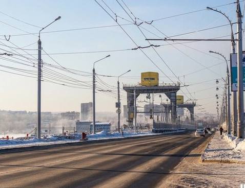 На Иркутской ГЭС намечено ограничить проезд автомобилей по обочинам плотины.   В данный момент разрабатывается проект установки ограждений, который будет реализован в течение двух лет.Это связано с повреждением оборудования плотины, в частности, пьезометров, из-за движения автомобилей.   Ранее уже было введено ограничение на движение автомобилей с массой свыше 3,5 тонны.    Хотите чем-то поделиться? Присылайте фото и видео нам   Лучшее опубликуем!