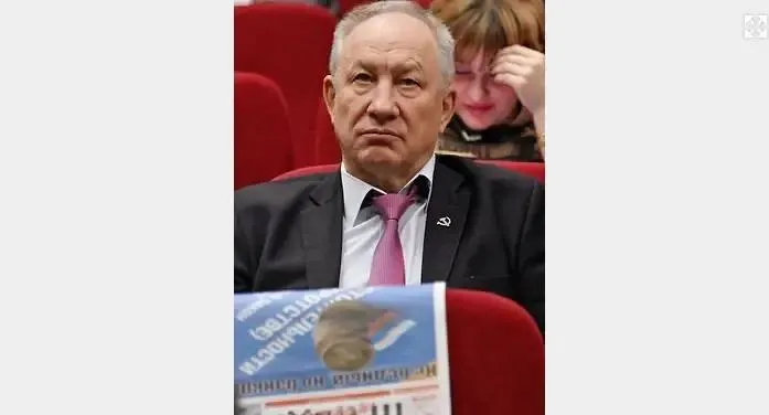 Валерий Рашкин заявил о согласовании его выдвижения в Госдуму руководством КПРФ Бывший первый секретарь московского горкома КПРФ Валерий Рашкин заявил что руководство партии согласовало его выдвижение в Госдуму по Ангарскому одномандатному округу В разговоре с корреспондентом Ъ политик подчеркнул что находится в Иркутской области по командировке подписанной Зюгановым Ранее источники в ЦК КПРФ заявляли что попытка бывшего депутата вернуться в Госдуму его личная инициатива На сайте Народный кандидат где проходит предварительное голосование КПРФ кандидатом по Ангарскому округу указан секретарь иркутского обкома по информационно пропагандисткой работе Андрей Ахмадулин В Иркутской области я нахожусь чтобы встретиться со сторонниками и членами партии на местах объехать территории округа обсудить с людьми проблемы донести свою позицию и в дальнейшем либо получить либо не получить от них поддержку на мое выдвижение Это целевая поездка она полностью согласована с руководством КПРФ заявил господин Рашкин Валерий Рашкин также уточнил что по итогам уже состоявшихся встреч не встретил отказа и везде получил поддержку Он отметил что предварительное голосование не исключает возможности включения в список нескольких кандидатов просто кто то из них получит больше поддержки