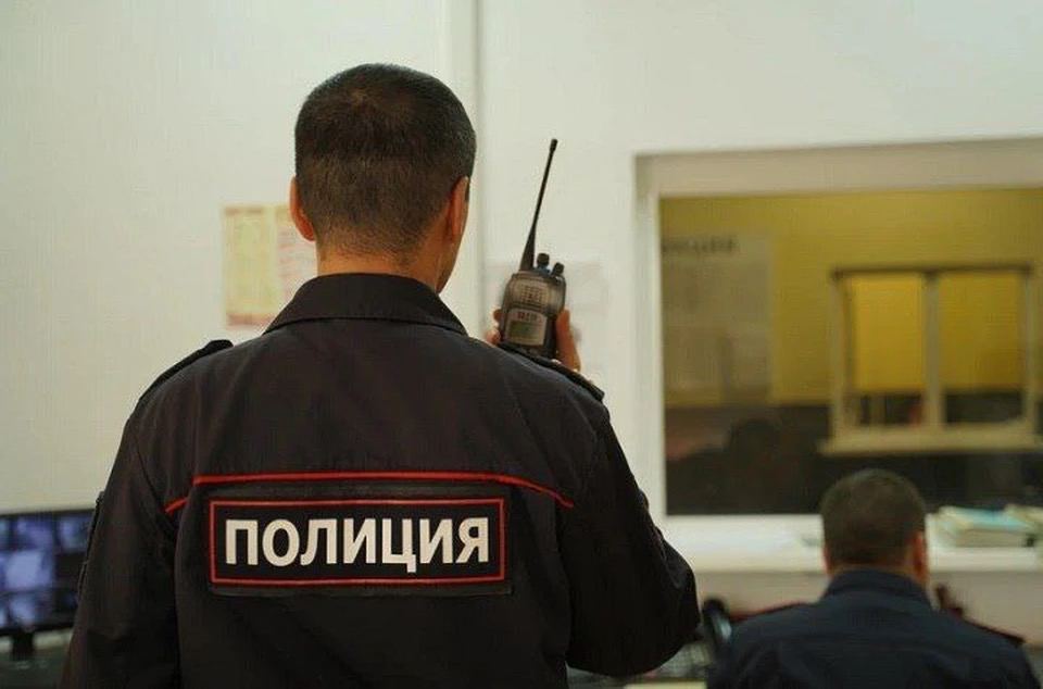 В Краснодаре вор похитил две серебряные цепочки из церковной лавки Грабитель разбил окно, влез внутрь и вынес серебряные изделия на 50 тысяч рублей. Далеко уйти не успел — задержали на автовокзале. Две цепочки при нём нашли. Мужчина уже был судим. Теперь снова рискует сесть — на 5 лет.
