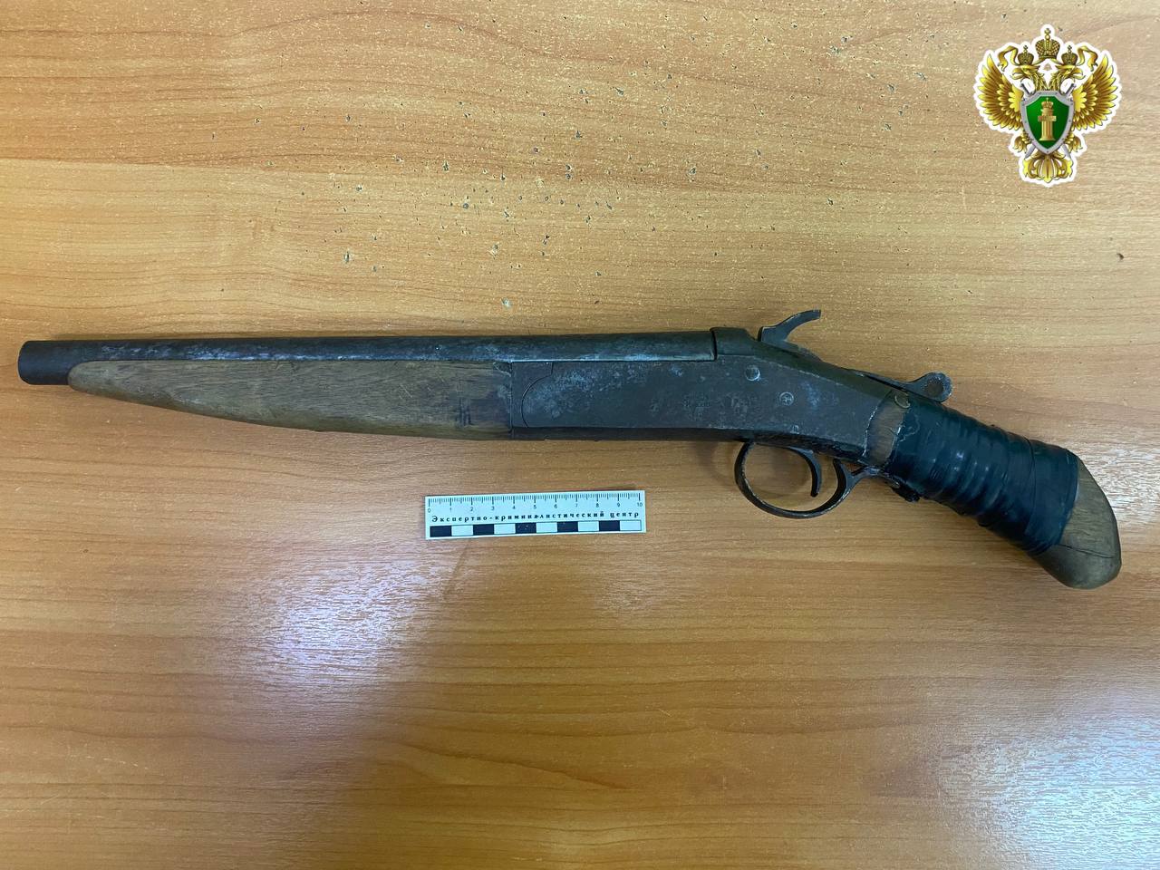 Житель Шенкурского района обвиняется в преступлениях связанных с незаконным оборотом оружия Прокуратурой Шенкурского района утверждено обвинительное заключение по уголовному делу в отношении 55 летнего жителя обвиняемого по ч 1 ст 222 УК РФ незаконное хранение и ношение огнестрельного оружия и ч 1 ст 223 УК РФ незаконная переделка огнестрельного оружия и незаконное изготовление боеприпасов к огнестрельному оружию По версии следствия обвиняемый с 01 09 2023 по 16 12 2025 переделал гладкоствольное одноствольное ружье 24 калибра в ружье 20 калибра путем увеличения диаметра патронника ствола ружья и укорачиванием длины ствола изготовил боеприпасы к нему а в дальнейшем незаконно хранил и носил оружие при себе  Вину обвиняемый в совершении преступлений признал полностью ему грозит наказание до 6 лет лишения свободы  Уголовное дело возбуждено на основании оперативно розыскных мероприятий сотрудников уголовного розыска отделения МВД России Шенкурское и направлено в Виноградовский районный суд для рассмотрения по существу
