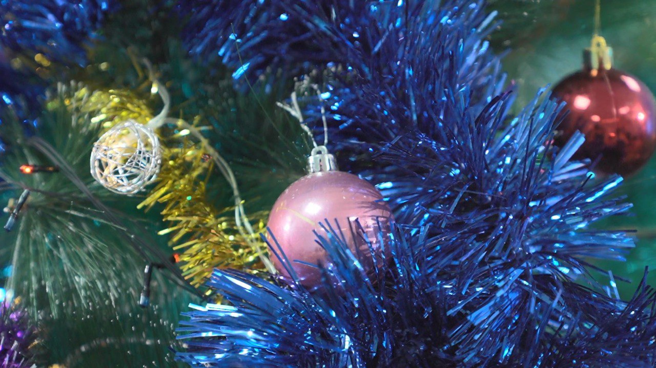 Барнаулец поделился своим поздравительным стихотворением в преддверии Нового года С Новым годом поздравляю Счастья от души желаю Пусть морковкой будет нос Щёки щиплет Дед Мороз Новый год не за горами Проведут его пусть с вами Радость жизни смех игра На Снегурке мишура Детский блеск в глазах и счастье Побеждают пусть ненастье Пусть теплом семья встречает Краски жизни пусть не тают И горит всегда звезда Та что Вас в пути вела Сафонов Родион 28 12 2025 С Наступающим наши дорогие подписчики