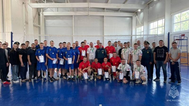 Областные соревнования по волейболу прошли в Сакмаре В чемпионате приняли участие шесть спортивных коллективов от подразделений МЧС России. Каждая игра проходила в напряженной атмосфере, спортсмены старалась показать свои лучшие качества и добиться победы. По итогам всех матчей первое место заняла команда восточного гарнизона пожарной охраны. Участники соревнований получили памятные призы и дипломы, а победители были награждены кубками и медалями. Такие соревнования помогают сотрудникам МЧС поддерживать хорошую физическую форму и укреплять командный дух, что позитивно сказывается на работе сотрудников. Информируем о происшествиях: в Оренбургской области в России