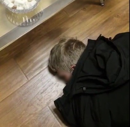 Бывший инспектор ГИБДД из Первоуральска предстанет перед судом По данным следствия обвиняемый зная что водители большегрузного транспорта нарушали ПДД передавал представителю компании перевозчика служебную информацию Она помогала уйти от ответственности водителям За покровительство фигурант получил взятку свыше 400 тысяч рублей В случае если судебная инстанция в ходе детального разбирательства подтвердит его причастность к криминальной схеме дополнительного заработка то он понесёт ещё и предусмотренную действующим законодательством нашей страны уголовную ответственность вплоть до лишения свободы на срок от семи до двенадцати лет сообщил начальник пресс службы ГУ МВД по Свердловской области Валерий Горелых Следственный комитет