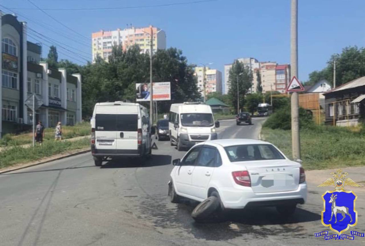 Два пассажира пострадали в ДТП с автобусом в Самарской области Инцидент произошел на улице Володарского в Сызрани. 10 июня в 13:35 водитель LADA Granta на нерегулируемом перекрестке не уступил путь автобусу, хотя тот двигался по главной дороге. Итог закономерный - произошедшее впоследствии столкновение. : ГУ МВД России по Самарской области