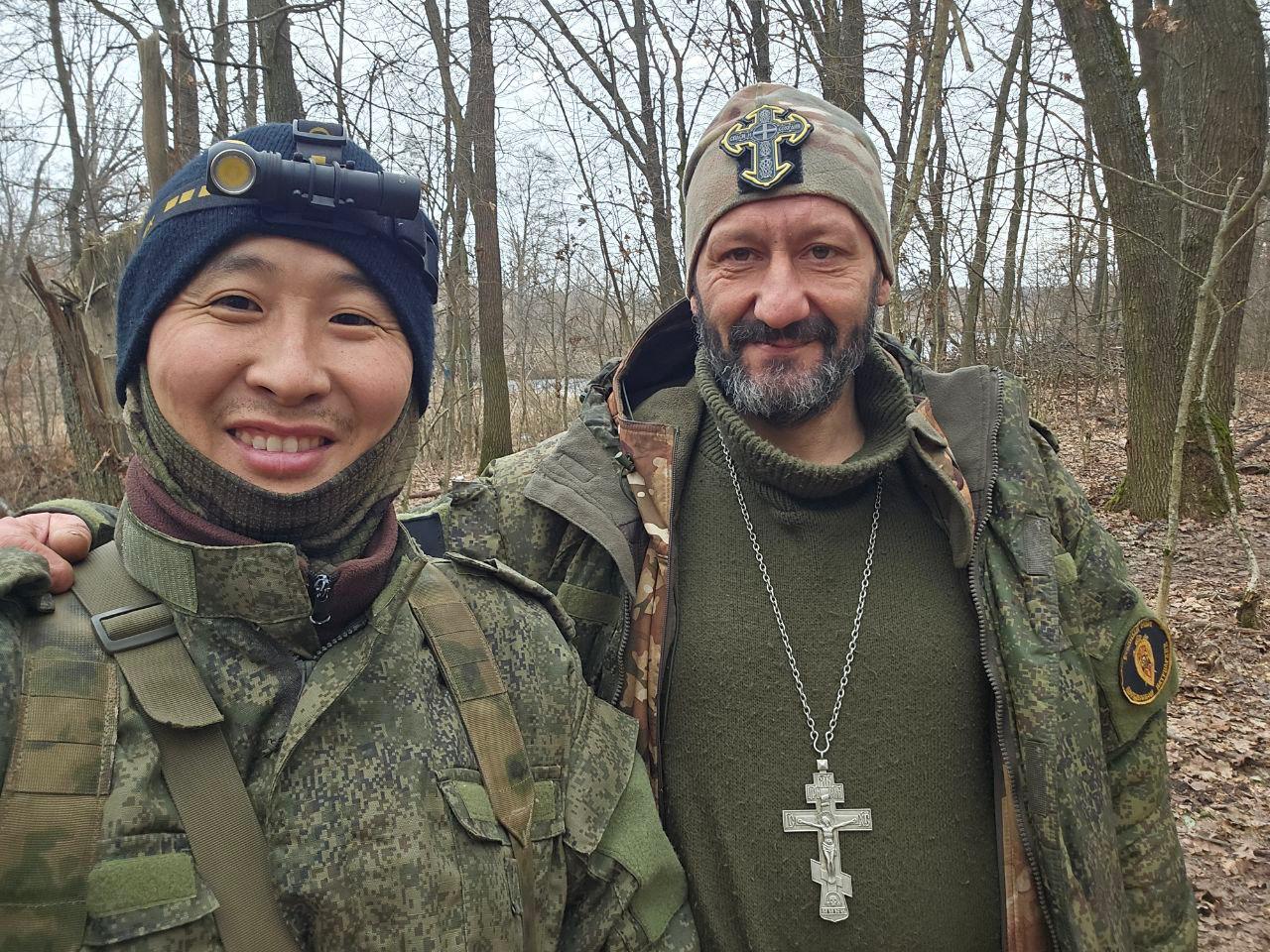 Петр Шамаев вернулся на пост министра по делам молодежи Якутии после ранения на СВО  «Петр Витальевич – человек, который не понаслышке знает, что такое преданность Родине. Он добровольно отправился в зону СВО, где с честью выполнял свой воинский долг. Во время выполнения боевого задания в феврале 2025 года получил тяжелое ранение», - рассказал глава правительства РС  Я  Кирилл Бычков.   Сам Петр Шамаев поделился, что он не узнал большую часть коллектива на планерке - появились новые сотрудники. Также он рассказал, что ему было непривычно надевать костюм.  «Взгляды на всю деятельность министерства молодежи у меня поменялись. Будем корректировать направления и готовиться к новому рабочему году. Уже сейчас надо план составлять», - написал в своем Telegram-канале Шамаев.   Фото: Telegram-канал Петра Шамаева/
