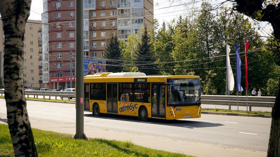 В Ярославской области в мае контрольная служба провела 500 рейдов по проверке температурного режима в общественном транспорте и выявила 280 нарушений. Об этом сообщил губернатор Михаил Евраев.  Все автобусы оснащены кондиционерами. За нарушения предусмотрены штрафы.  «Как только растет температура, растет и количество обращений пассажиров. При этом все автобусы оснащены кондиционерами. Поручил провести с водителями инструктаж. Рекомендованный комфортный режим в салонах автобусов – 22-23 градуса» — Михаил Евраев.  Фото: Пресс-служба правительства Ярославской области  Еще больше новостей — в Telegram-канале «Ъ-Ярославль»