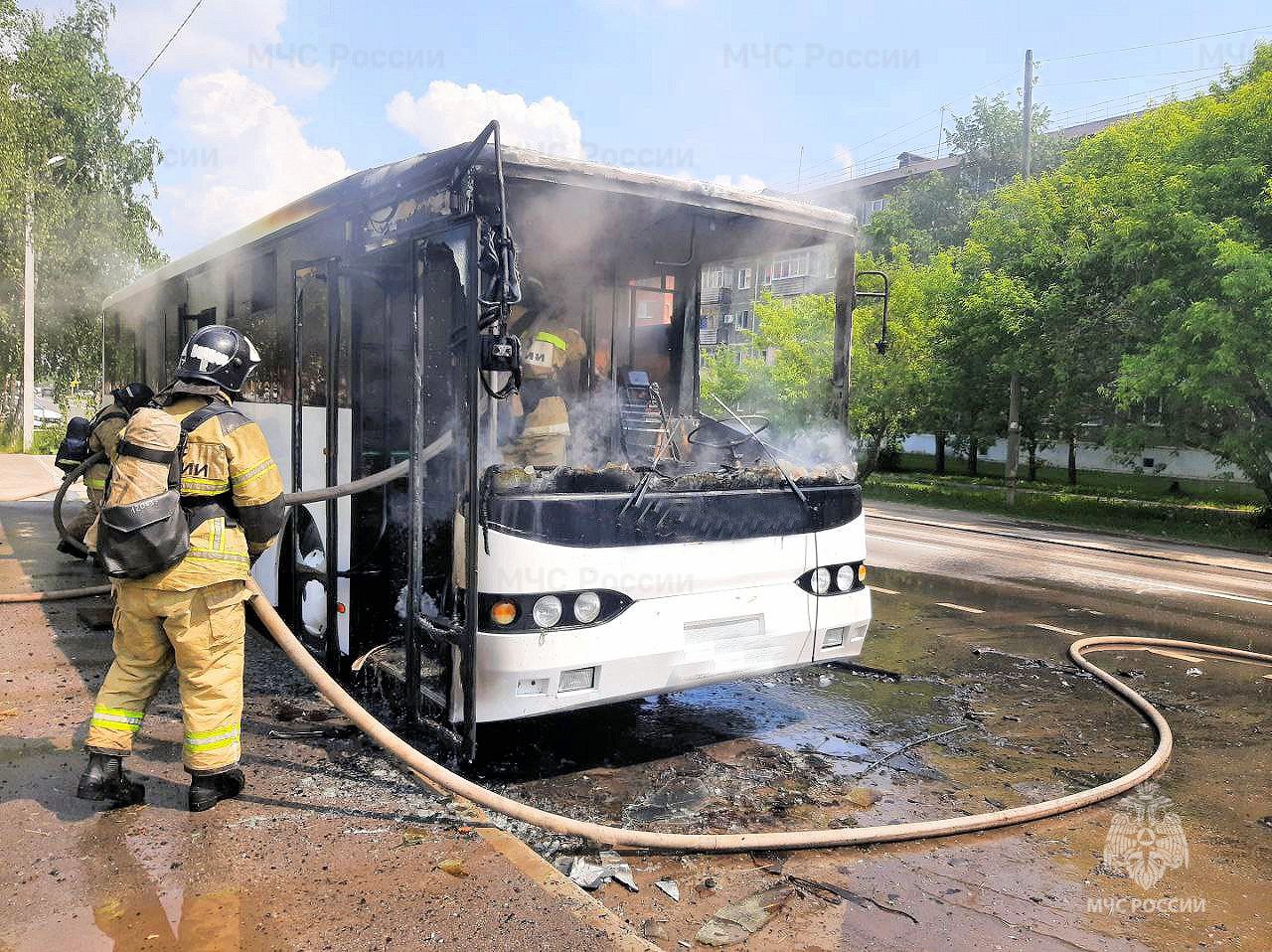 Тобольские огнеборцы ликвидировали пожар в автобусе Сегодня в первом часу дня поступило сообщение о пожаре в припаркованном автобусе на улице Знаменского в городе Тобольске. Прибывшие на место вызова сотрудники подразделений Главного управления МЧС России по Тюменской области оперативно ликвидировали пожар на площади 10 квадратных метров в салоне транспортного средства. Пострадавших нет. Причина происшествия устанавливается.