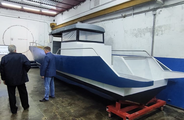 Создан первый промышленный кластер судостроения и судоремонта в Приморье Его участники помимо взаимодействия между собой и сопровождения со стороны Правительства смогут претендовать на особые условия региональных мер поддержки Кластер объединяет пять компаний  ООО Тихоокеанские верфи  ПАО Завод Варяг  ООО Бриз Памп  АО Союз Ремонт  АО Аскольд Среди заявленных проектов производство скоростного пассажирского судна смешанного плавания типа река море проект Фламинго 2330   Читайте новости первыми в нашем канале в Max