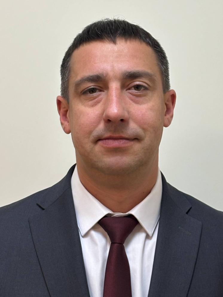 У главы минтранса Татарстана появился еще один заместитель На сайте ведомства указано что подчиненным Фарита Ханифова стал Ранис Файзуллин Дополнительной информации о его прежнем месте работы нет но в открытых источниках он числится сотрудником АО Татавтодор Какую сферу чиновнику предстоит курировать неизвестно Сегодня у Ханифова в подчинении первый зам Лилия Сафиуллина недавно назначенный заместитель Марат Хисамутдинов и Файзуллин Фото сайт минтранса РТ inkazanischa теперь и в МАХ