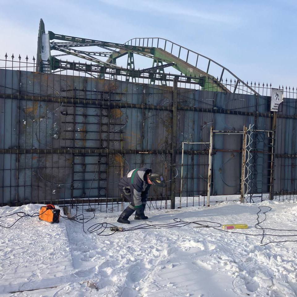 Опасный старый Селенгинский мост в Улан-Удэ закрыли навсегда.  Для этого на нём установили вот такое глухое ограждение.  Мост построили ещё в 60-х годах. Сейчас бетон, из которого сделаны пешеходные дорожки, крошится, а основание перильного ограждения сгнило