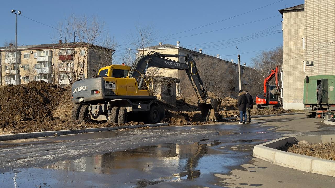 Без холодной воды временно осталось семь домов в Биробиджане   В микрорайоне им. Бумагина  на трубопроводе холодного водоснабжения произошел порыв. Аварийная бригада специалистов ГП ЕАО «Облэнергоремонт плюс» выехала на место.   Без холодного водоснабжения останутся дома по ул. Пионерской № 80 и 80А, Набережной № 18, 18А, 18Б, 18В, 20.  Специалисты обещают оперативно  завершить все работы.