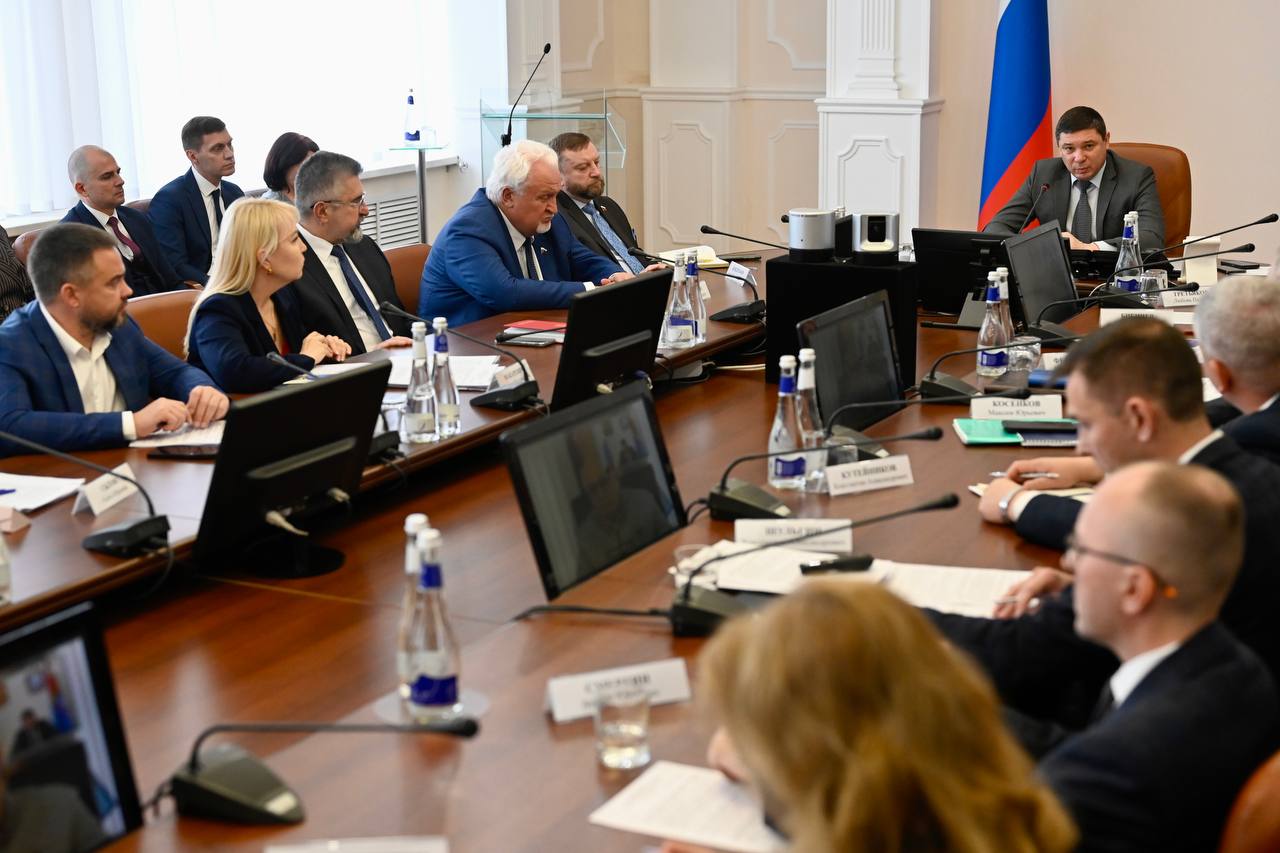 Сегодня на оперативном совещании представил очередные кадровые назначения в правительстве Тамбовской области Обязанности министра экономической и инвестиционной политики будет исполнять Иван Сафронов Ранее он руководил управлением по развитию промышленности и торговли Тамбовской области А с мая 2023 года возглавлял министерство промышленности и торговли Херсонской области Исполняющим обязанности директора департамента административно хозяйственной работы и контрактной службы аппарата правительства региона назначен Александр Саянов У него большой опыт работы на руководящих должностях в т ч на военной службе Участник региональной кадровой программы Герои Тамбовщины Сергей Нефёдов в качестве советника главы региона будет координировать вопросы инвестиций промышленности и взаимодействия с предпринимательским сообществом Как и говорил Герои Тамбовщины это наш кадровый резерв на различные должности в органах власти Их назначения безусловно будут продолжены Ольга Лапшина вдова Героя России Артура Лапшина в должности советника будет координировать оказание помощи участникам СВО и членам их семей По этим вопросам она будет взаимодействовать и со всеми структурами правительства области и с главами муниципалитетов Два министра продолжат работу без приставки врио Константин Шульгин назначен министром ТЭК и ЖКХ Дмитрий Сомов будет исполнять обязанности министра экологии и природных ресурсов региона до утверждения его кандидатуры в Минприроды РФ Новым руководителем управления по работе с обращениями граждан стал Сергей Моисеев Ранее занимавшая эту должность Елена Жмаева назначена замминистром культуры Тамбовской области Критерии работы для всех одни работать честно и открыто уметь брать на себя ответственность и действовать в команде Уверен что все вместе мы решим те задачи которые ставят наш Президент Владимир Владимирович Путин и жители Тамбовской области Мой официальный канал в мессенджере MAX