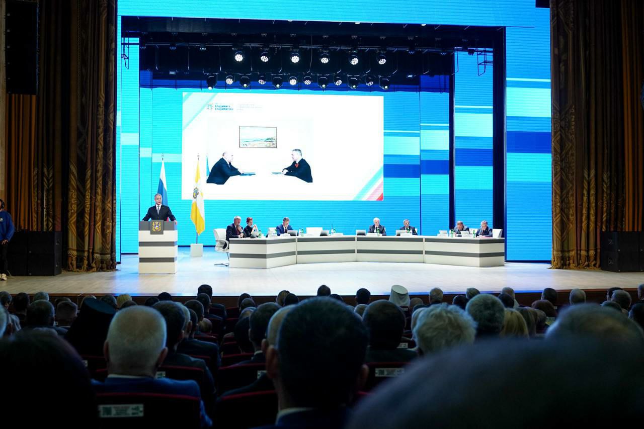 В. Владимиров: «Кавказский инвестфорум — новый драйвер экономики Ставрополья» Губернатор Владимир Владимиров в ходе послания отметил, что инвестиции — ключевой фактор роста экономики региона. В 2024 году объём вложений составил 384 млрд рублей, а ВРП края впервые превысил 1,5 трлн рублей. Среднегодовой прирост инвестиций — около 7%. Это результат системной работы. Сегодня у нас 309 инвестпроектов на сумму 354 млрд рублей, они дали 6 тыс. новых рабочих мест, – отметил губернатор. На Ставрополье действуют ТОР в Невинномысске, 9 индустриальных парков, обширные меры господдержки. По решению Президента РФ край стал площадкой Кавказского инвестиционного форума. В регионе рассчитывают сделать форум ежегодным, чтобы он стал инструментом развития бизнеса и расширения деловых связей. Мы должны добиться, чтобы форум остался здесь и стал точкой роста для Ставрополья, – заявил глава региона.