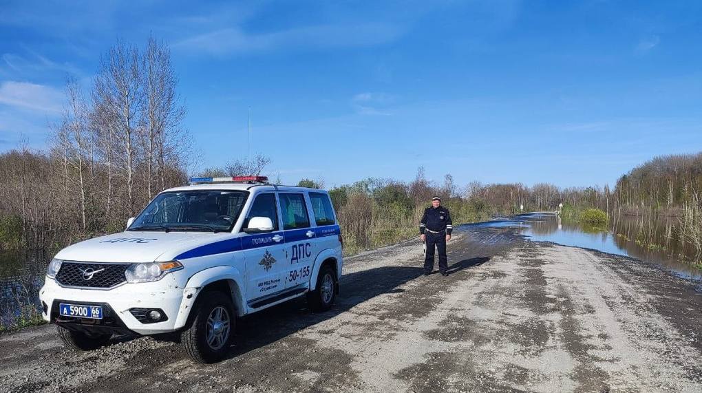 Паводок отрезал от мира 19 населённых пунктов Свердловской области Семь низководных мостов ушли под воду, ещё один был предварительно разобран в ожидании паводка. Подтоплены отдельные участки дороги, соединяющей Сосьву и Гари. Причиной стал подъём уровня воды в реке Воробина. «В случае дальнейшего повышения уровня воды возможно введение временного ограничения движения. Альтернативные пути объезда со стороны посёлка Сосьва отсутствуют», — сообщили в Госавтоинспекции Свердловской области. В результате без транспортного сообщения остались 19 населенных пунктов — деревни Заречная, Заселина, село Яр, Красный Бор, Боровикова, Решетникова, Сагай, Шадринка, Овчинникова, Городище, Красный Яр, Лукина, Жирякова, Черемнова, село Куминовское, Барбашина, село Кумарьинское, Макуй, село Чернышово. Новости Екб тут