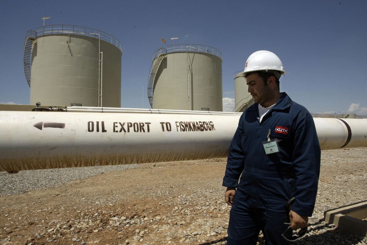 ™  "Газпром нефть" пытаются заставить отвечать за долги Курдистана.   Причём непосредственно с российской компанией происходящее не связано – разбирательство связано с иском инвестфонда Alcazar Capital Partners с Каймановых островов, который добивается выполнения финансовых обязательств со стороны регионального правительства Курдистана, российские нефтяники в разборках стали случайными жертвами.   При этом суд Амстердама уже заморозил активы нидерландской Gazprom Neft Middle East, которая используется "Газпром нефтью" для проектов в Курдистане.   Как следует из материалов дела, спор связан с кредитом в размере $250 млн, предоставленным в 2007 году курдскому оператору Korek Telecom для уплаты лицензий и сборов в телекоммуникационной сфере. Гарантом по займу выступило правительство Курдистана. Однако, когда Korek Telecom не смогла выполнить обязательства, власти региона отказались погашать долг перед Alcazar.  В инвестфонде решили, что можно получить свои деньги за счёт кого-то, кто платит в пользу Курдистана, поэтому решили попробовать вернуть долг за счёт дочки "Газпром нефти". Правда, пока неизвестно, есть ли у GNME фактические активы в Нидерландах.   В любом случае, добыча "Газпром нефти" в Ираке слишком незначительна, так что даже её полная остановка вряд ли повлияет на компанию.   Последний раз отчётность по регионам компания публиковала в 2021 году, тогда из Ирака удалось извлечь чуть больше 1 млн тонн нефтяного эквивалента. Для сравнения, за весь прошлый год "Газпром нефть" добыла почти 127 млн тонн.  ™  Нефтебаза