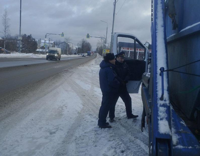 Инспекторы эконадзора Минэкологии Московской области вынесли постановления о назначении административных наказаний нарушителям в Рузском городском округе. Установить факты нарушений помогли сотрудники ОМВД России по округу.   Два гражданина уличены в незаконном сбросе строительных отходов на открытый грунт в деревнях Мытники и Брыньково. Еще одна жительница округа сбрасывала сточные воды на рельеф местности в поселке Беляная Гора. Все трое нарушителей привлечены к административной ответственности в виде штрафов.  ℹ Минэкологии напоминает, что несоблюдение требований в области охраны окружающей среды при обращении с отходами влечет наложение административного штрафа:    на граждан в размере от двух тысяч до трех тысяч рублей  на должностных лиц — от десяти тысяч до тридцати тысяч рублей  на лиц, осуществляющих предпринимательскую деятельность без образования юридического лица — от тридцати тысяч до пятидесяти тысяч рублей или административное приостановление деятельности на срок до девяноста суток  на юридических лиц — от ста тысяч до двухсот пятидесяти тысяч рублей или административное приостановление деятельности на срок до девяноста суток  #эконадзорМО #экологияМО #нарушения #стройотходы