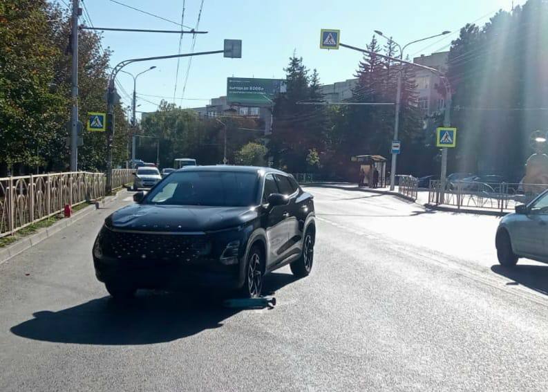 В Ставрополе совершен наезд на ребёнка   ‍ По предварительным данным, 5 октября около 8 часов 30 минут на улице Ленина водитель автомобиля OMODA не предоставила преимущество в движении и допустила наезд на 8-летнего ребенка-самокатчика на регулируемом пешеходном переходе.   В результате ДТП ребенок с тяжелыми травмами доставлен в 4 городскую больницу г. Ставрополя.   Степень ответственности участников и детали обстоятельств усточняются. Проводится проверка.