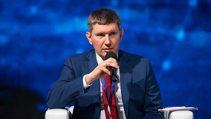 Нанимать пенсионеров для решения дефицита кадров предложил министр экономического развития Решетников У российского правительства есть четыре основных инструмента для решения проблемы нехватки кадров в стране заявил в интервью РБК глава Минэкономразвития Максим Решетников  Рост производительности труда оптимизация процессов на микроуровне внедрение новых технологий роботизация цифровизация ИИ и принятие отраслевых программ  Создание условий для выхода на рынок труда молодежи пенсионеров и предпенсионеров В том числе через переобучение и повышение квалификации целевого обучения наставничества а также через развитие форм гибкой занятости неполный рабочий день удалёнка проектная работа и платформенная занятость  Гибкость рынка труда Приняты поправки в Трудовой кодекс которые расширяют возможности для сверхурочной работы с 120 до 240 часов в год  Прагматичная и ограниченная миграция только под запрос бизнеса Набор под конкретные задачи по примеру приехал отработал уехал Читайте меня в MAX   max ru bloodysx